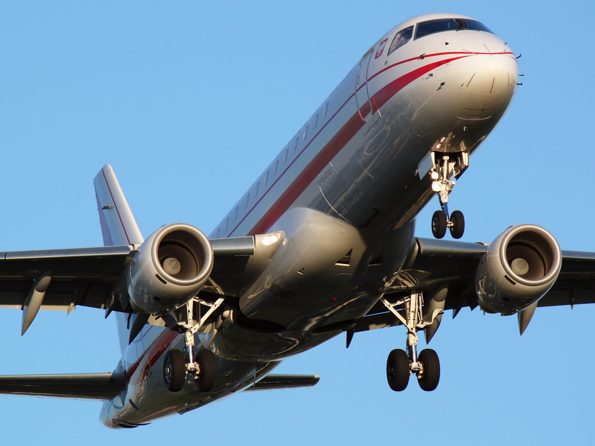 SP-LIH (LOT Polish Airlines) (Aircraft » EPWA Spotting » Embraer E175 (ERJ-170-200) » Poland - Government)