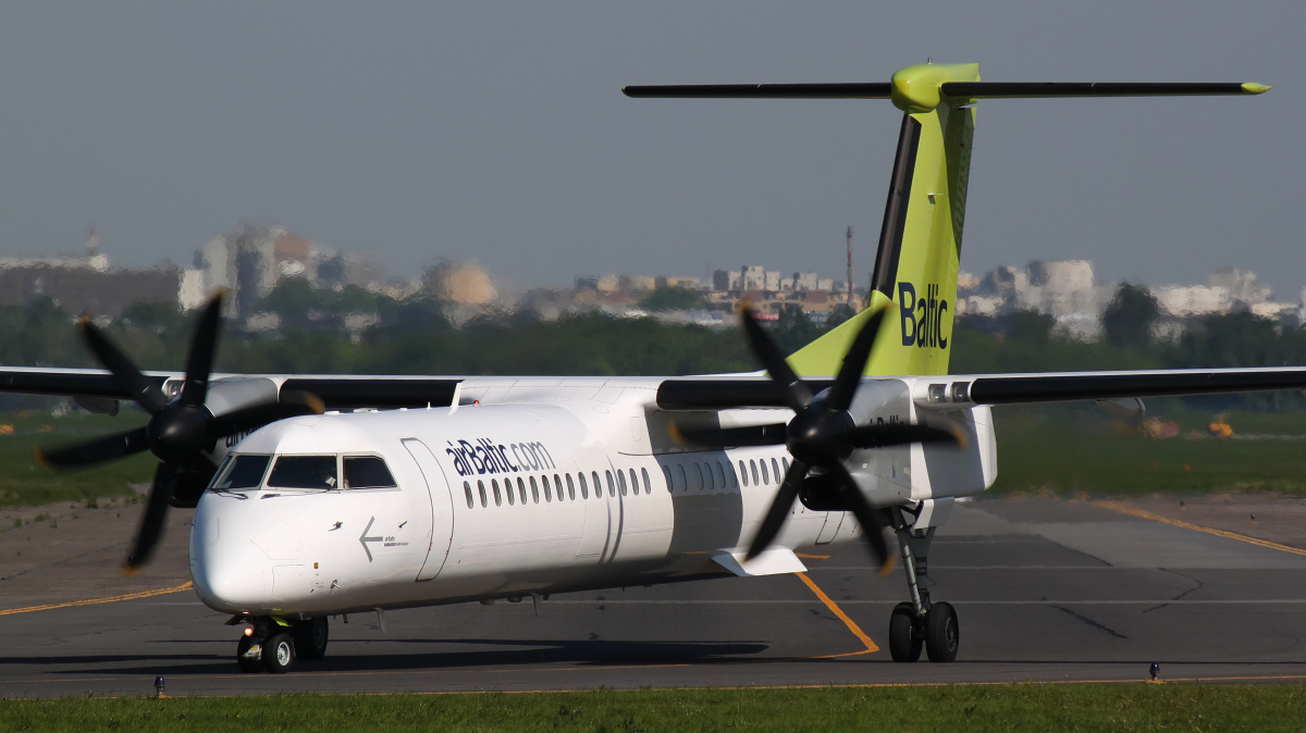 YL-BAJ (Aircraft » EPWA Spotting » De Havilland Canada DHC-8 Dash 8 » airBaltic)