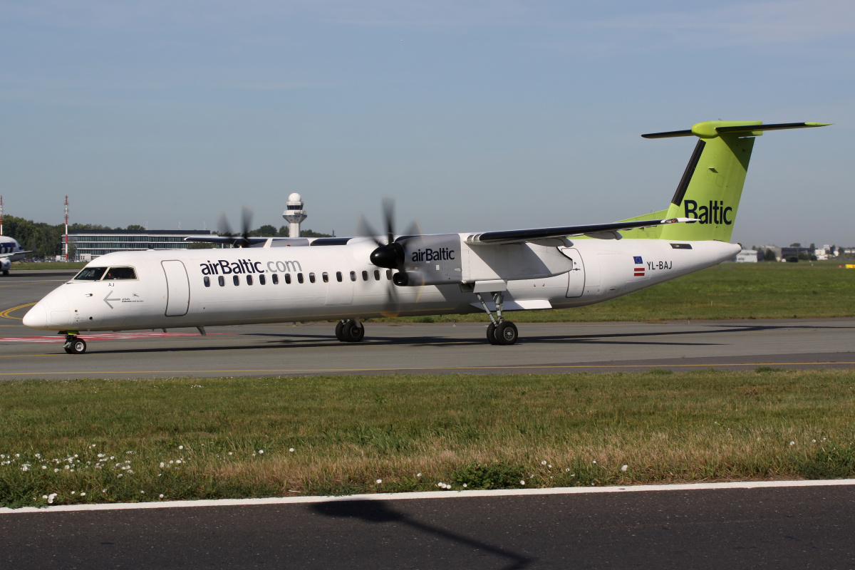 YL-BAJ (Aircraft » EPWA Spotting » De Havilland Canada DHC-8 Dash 8 » airBaltic)