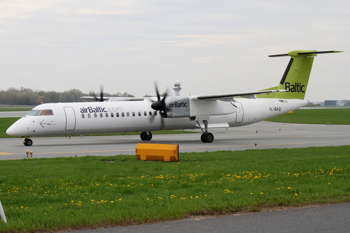 YL-BAQ (Aircraft » EPWA Spotting » De Havilland Canada DHC-8 Dash 8 » airBaltic)