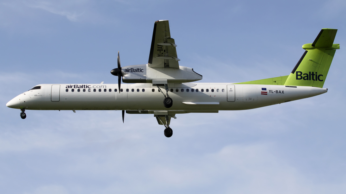 YL-BAX (Aircraft » EPWA Spotting » De Havilland Canada DHC-8 Dash 8 » airBaltic)