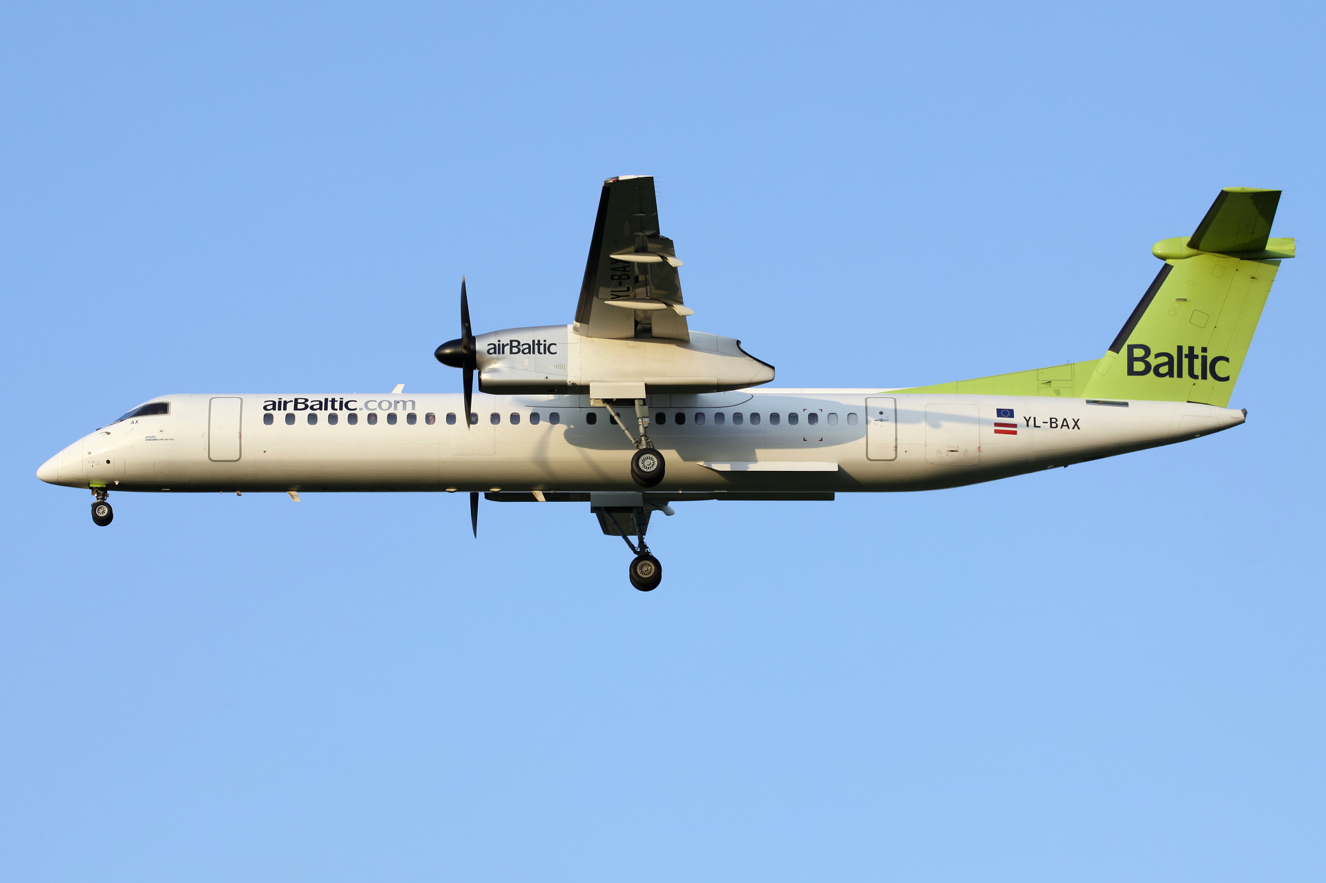 YL-BAX (Aircraft » EPWA Spotting » De Havilland Canada DHC-8 Dash 8 » airBaltic)