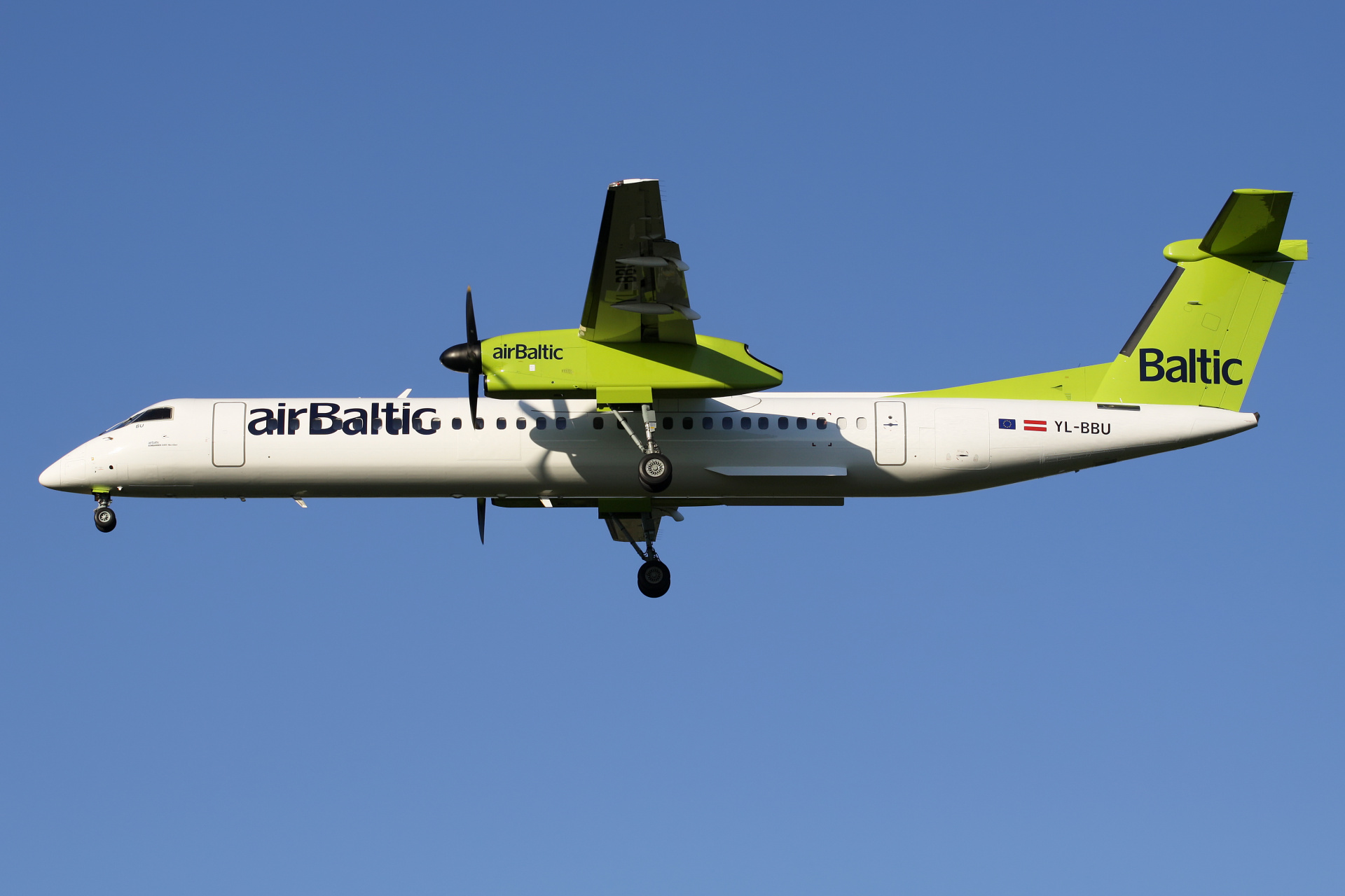 YL-BBU (Aircraft » EPWA Spotting » De Havilland Canada DHC-8 Dash 8 » airBaltic)
