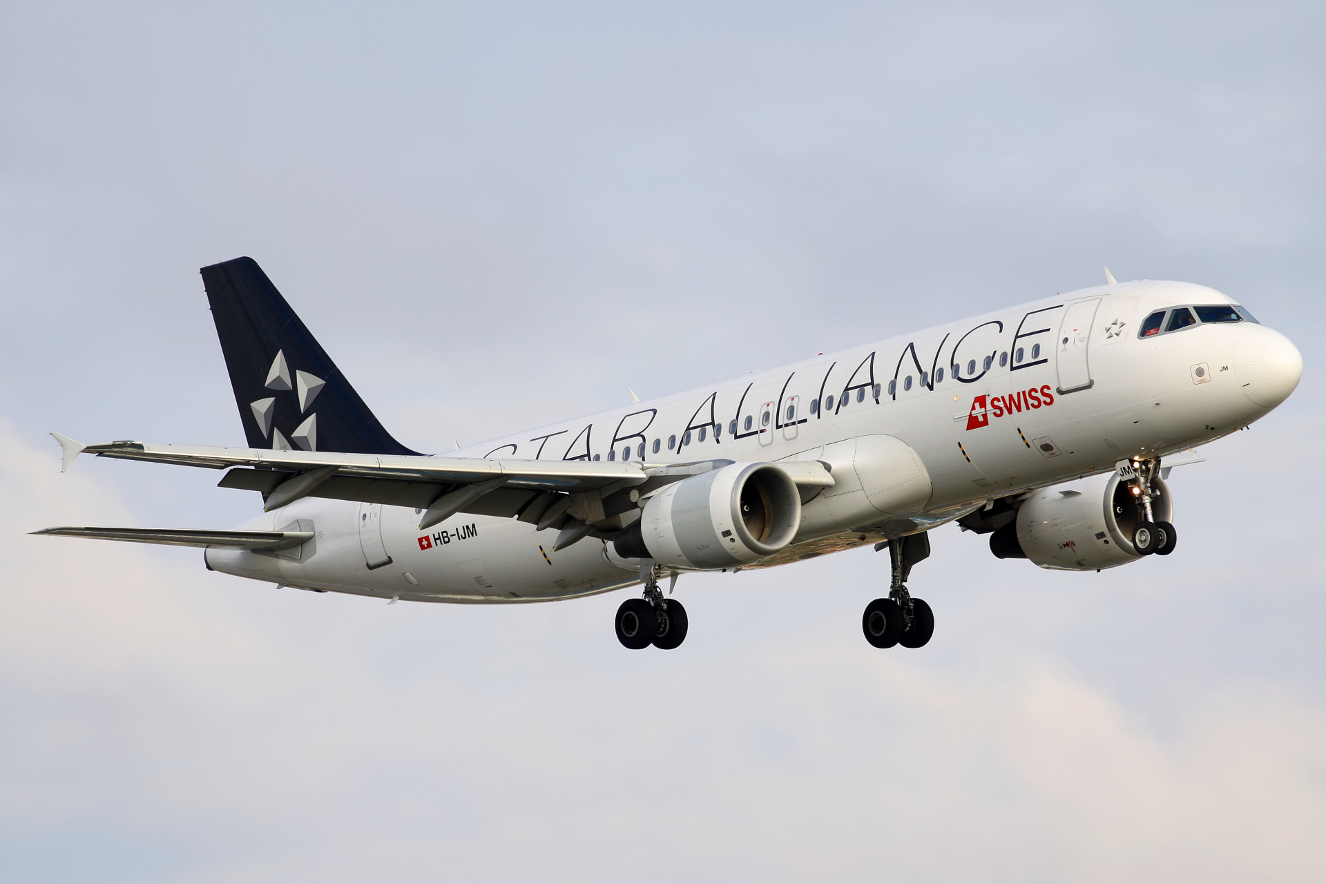 HB-IJM (malowanie Star Alliance) (Samoloty » Spotting na EPWA » Airbus A320-200 » Swiss International Air Lines)