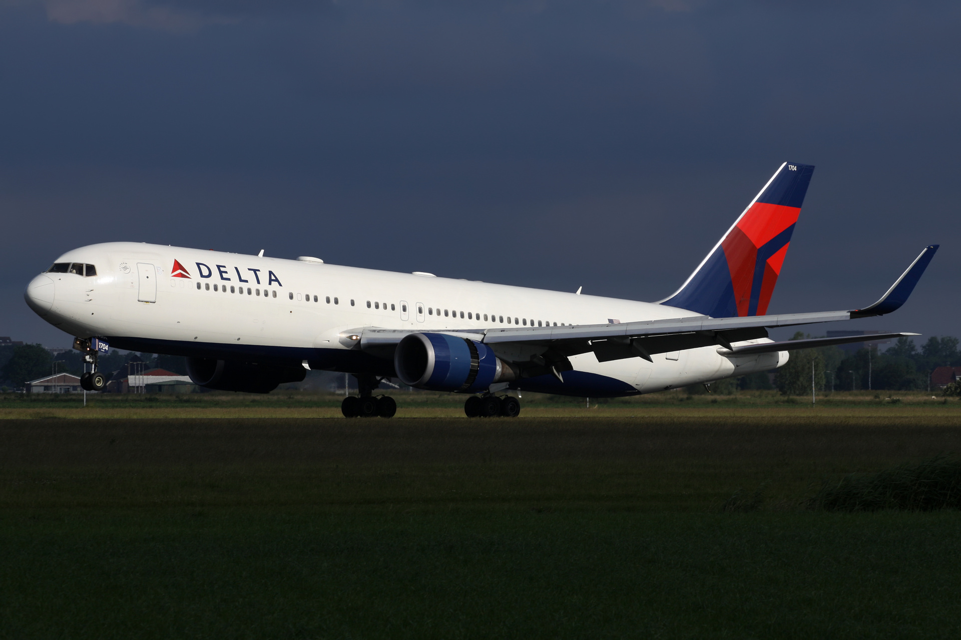 N1704 (Aircraft » Schiphol Spotting » Boeing 767-300 » Delta Airlines)