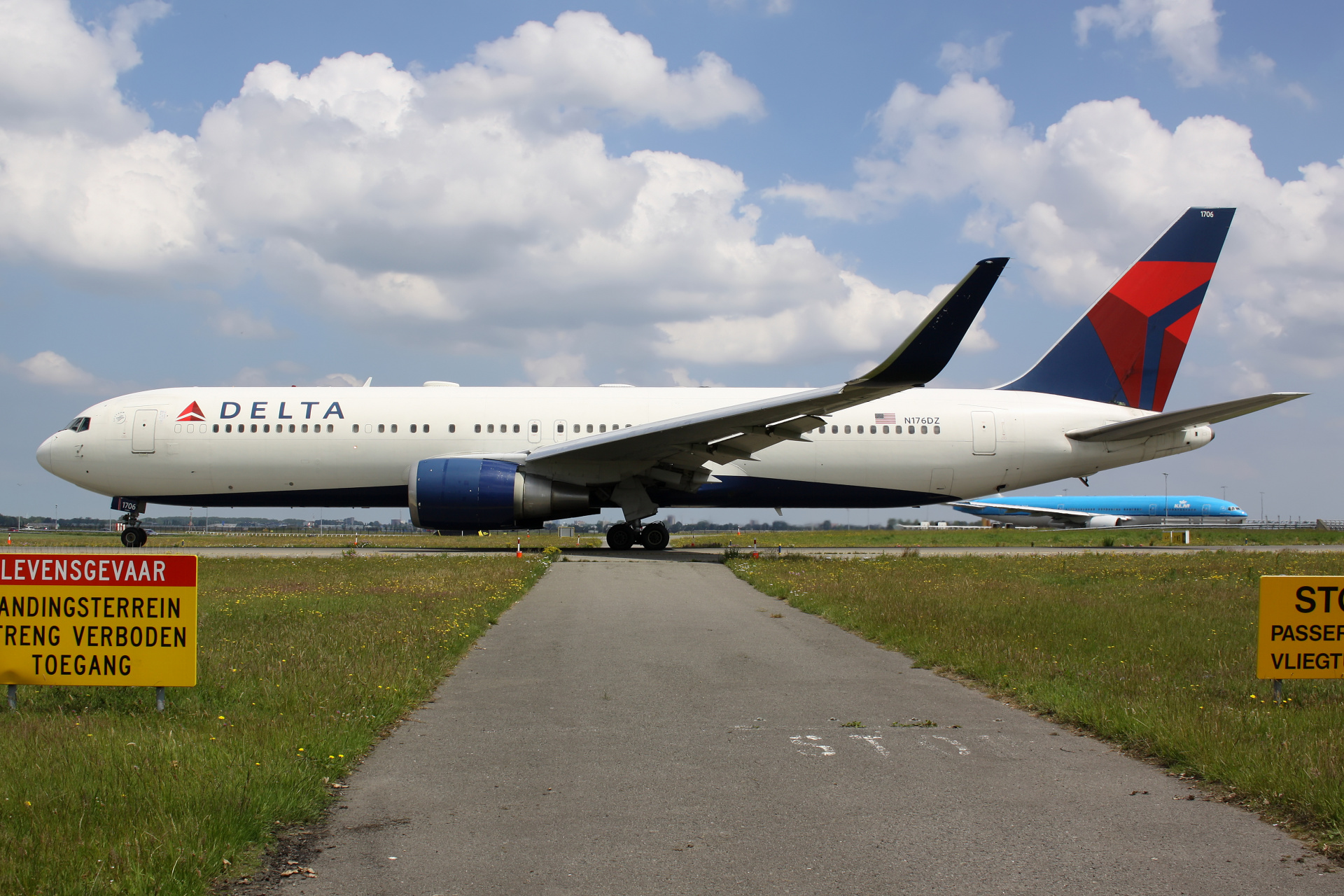 N176DZ (Samoloty » Spotting na Schiphol » Boeing 767-300 » Delta Airlines)