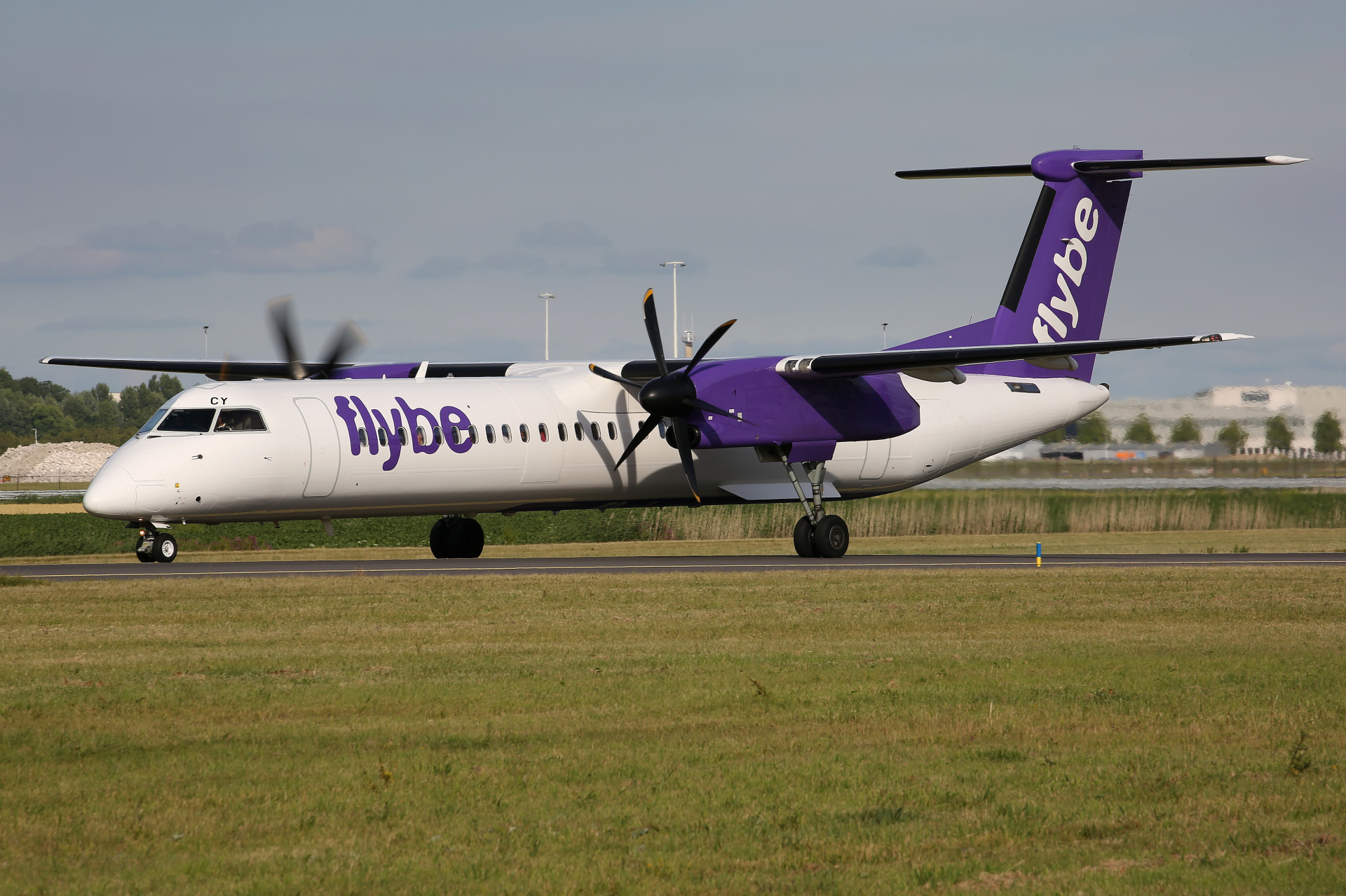 G-JECY (new livery) (Aircraft » Schiphol Spotting » Bombardier Q400 Dash 8 » FlyBe)
