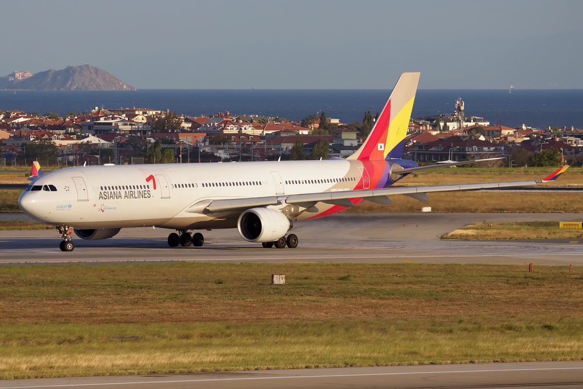 HL8259, Asiana Airlines (Samoloty » Port Lotniczy im. Atatürka w Stambule » Airbus A330-300)