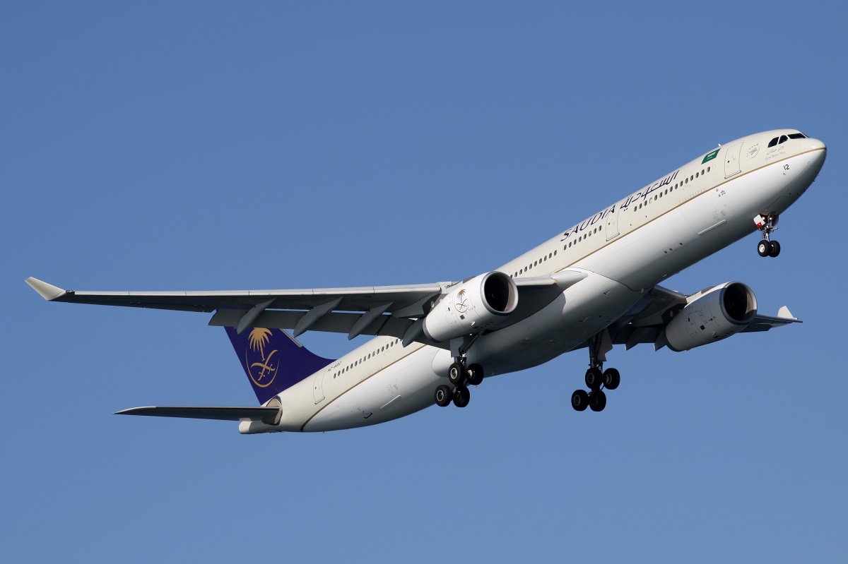 HZ-AQ12, Saudi Arabian Airlines (Saudia) (Samoloty » Port Lotniczy im. Atatürka w Stambule » Airbus A330-300)