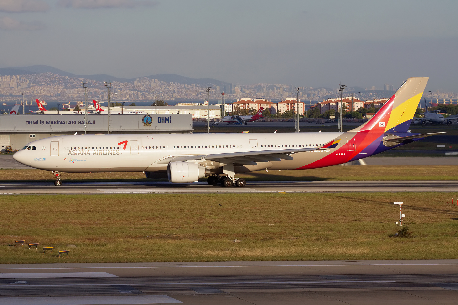 HL8259, Asiana Airlines (Samoloty » Port Lotniczy im. Atatürka w Stambule » Airbus A330-300)