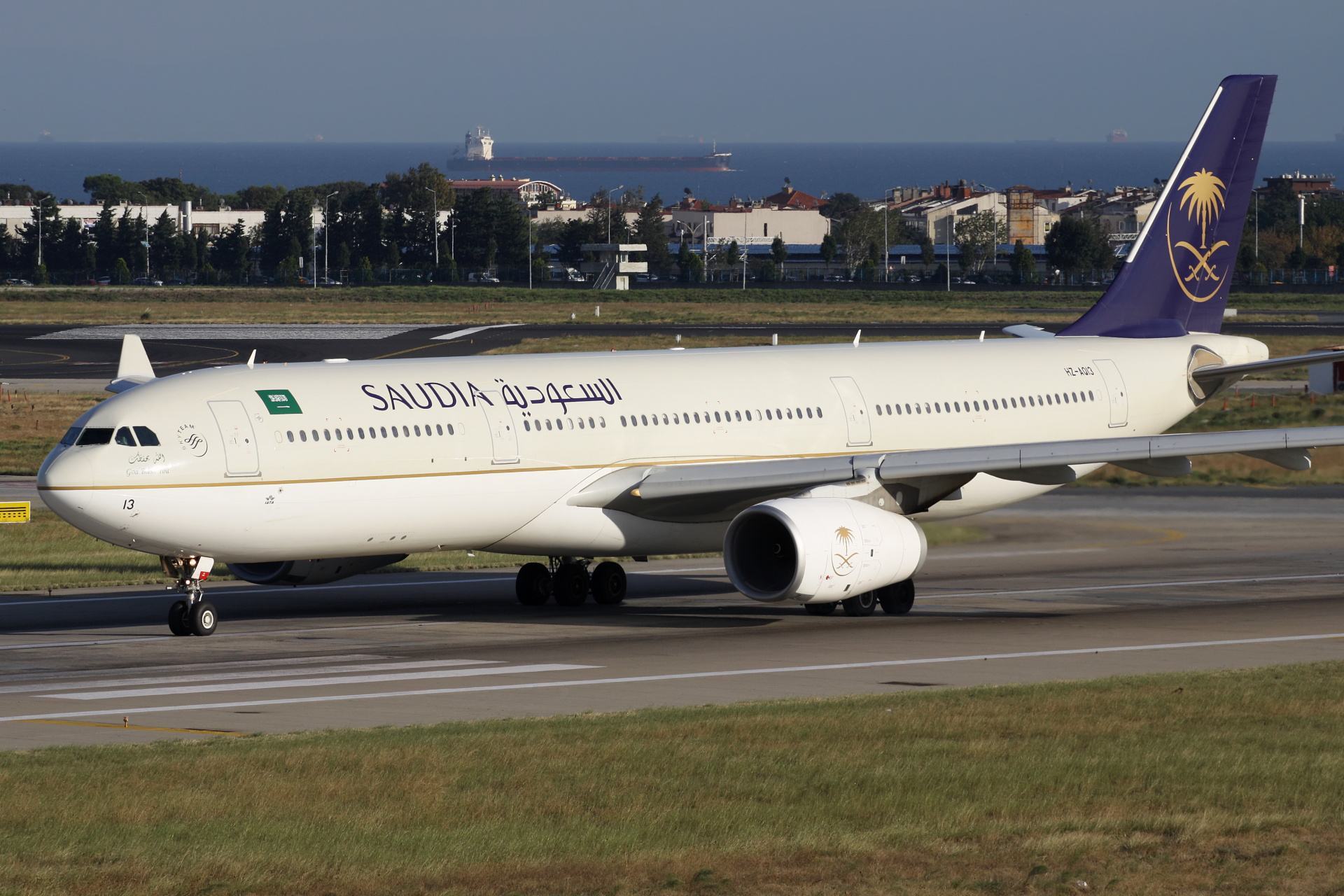HZ-AQ13, Saudi Arabian Airlines (Saudia) (Samoloty » Port Lotniczy im. Atatürka w Stambule » Airbus A330-300)