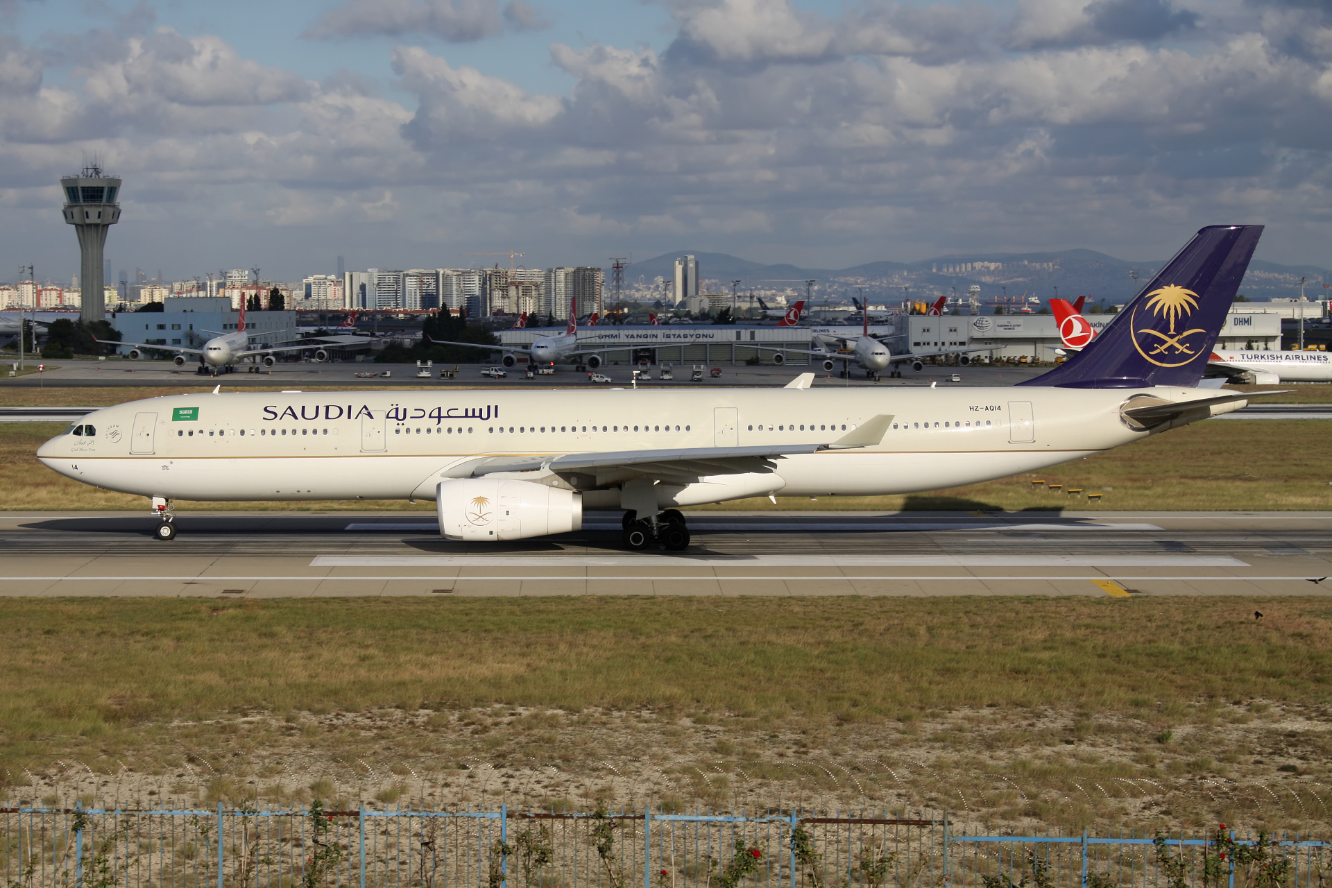 HZ-AQ14, Saudi Arabian Airlines (Saudia) (Samoloty » Port Lotniczy im. Atatürka w Stambule » Airbus A330-300)