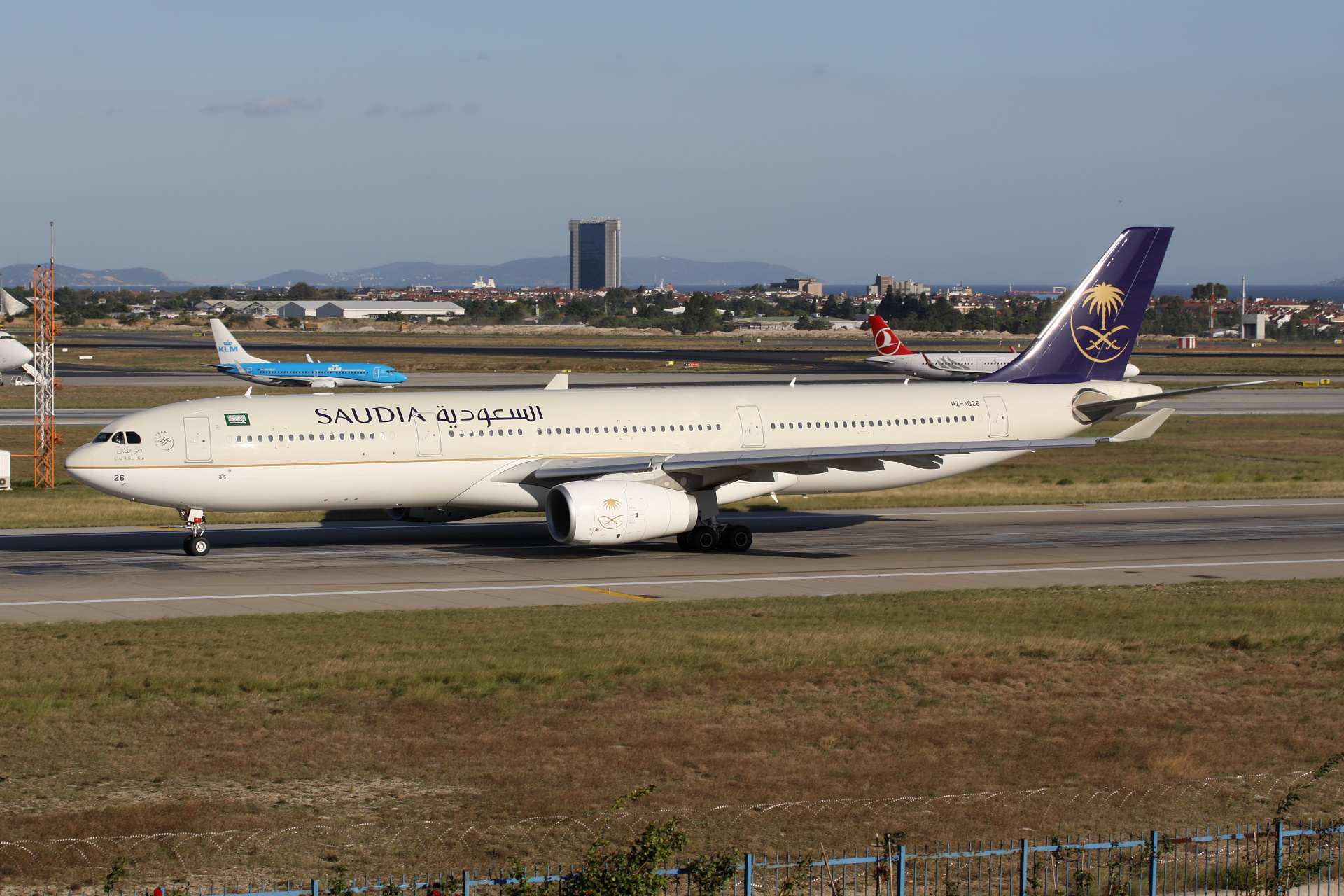 HZ-AQ26, Saudi Arabian Airlines (Saudia) (Samoloty » Port Lotniczy im. Atatürka w Stambule » Airbus A330-300)