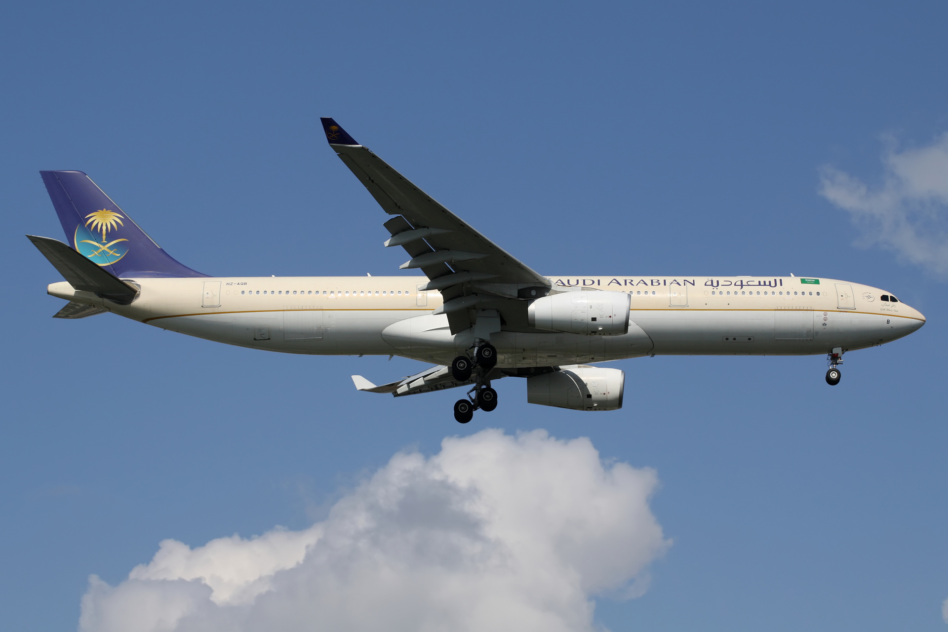 HZ-AQB, Saudi Arabian Airlines (Saudia) (Samoloty » Port Lotniczy im. Atatürka w Stambule » Airbus A330-300)