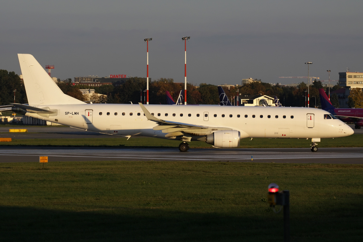 SP-LMH (no livery) (Aircraft » EPWA Spotting » Embraer E190 (ERJ-190-100) » LOT Polish Airlines)