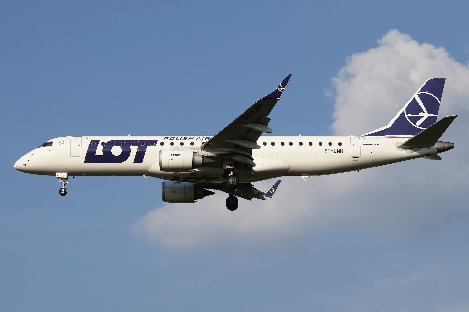 SP-LMH (Aircraft » EPWA Spotting » Embraer E190 » LOT Polish Airlines)
