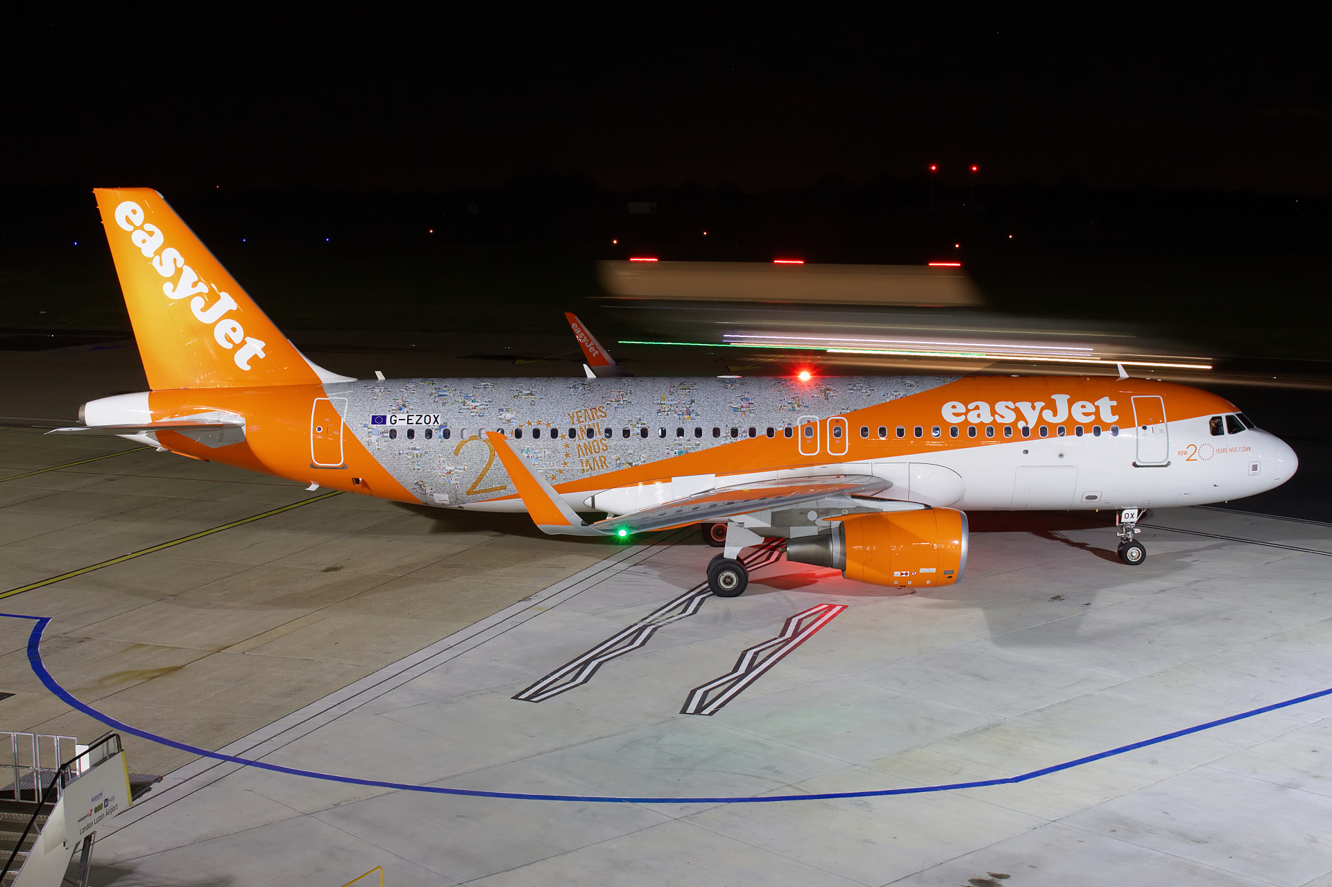 G-EZOX, EasyJet (How 20 Years Have Flown livery) (Aircraft » London Luton » Airbus A320-200)