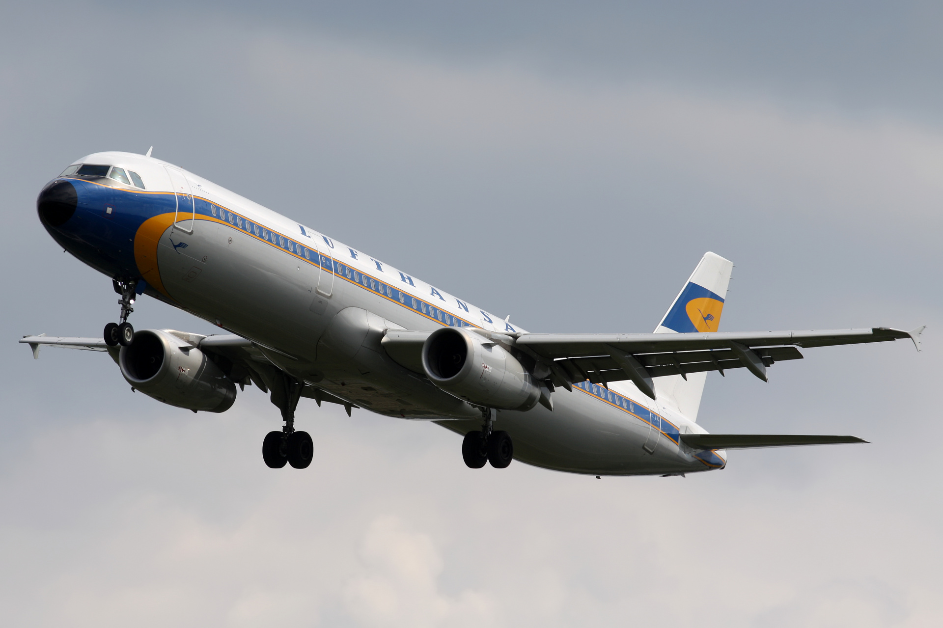 D-AIDV, Lufthansa (retro livery) (Aircraft » EPWA Spotting » Airbus A321-200 » Lufthansa)