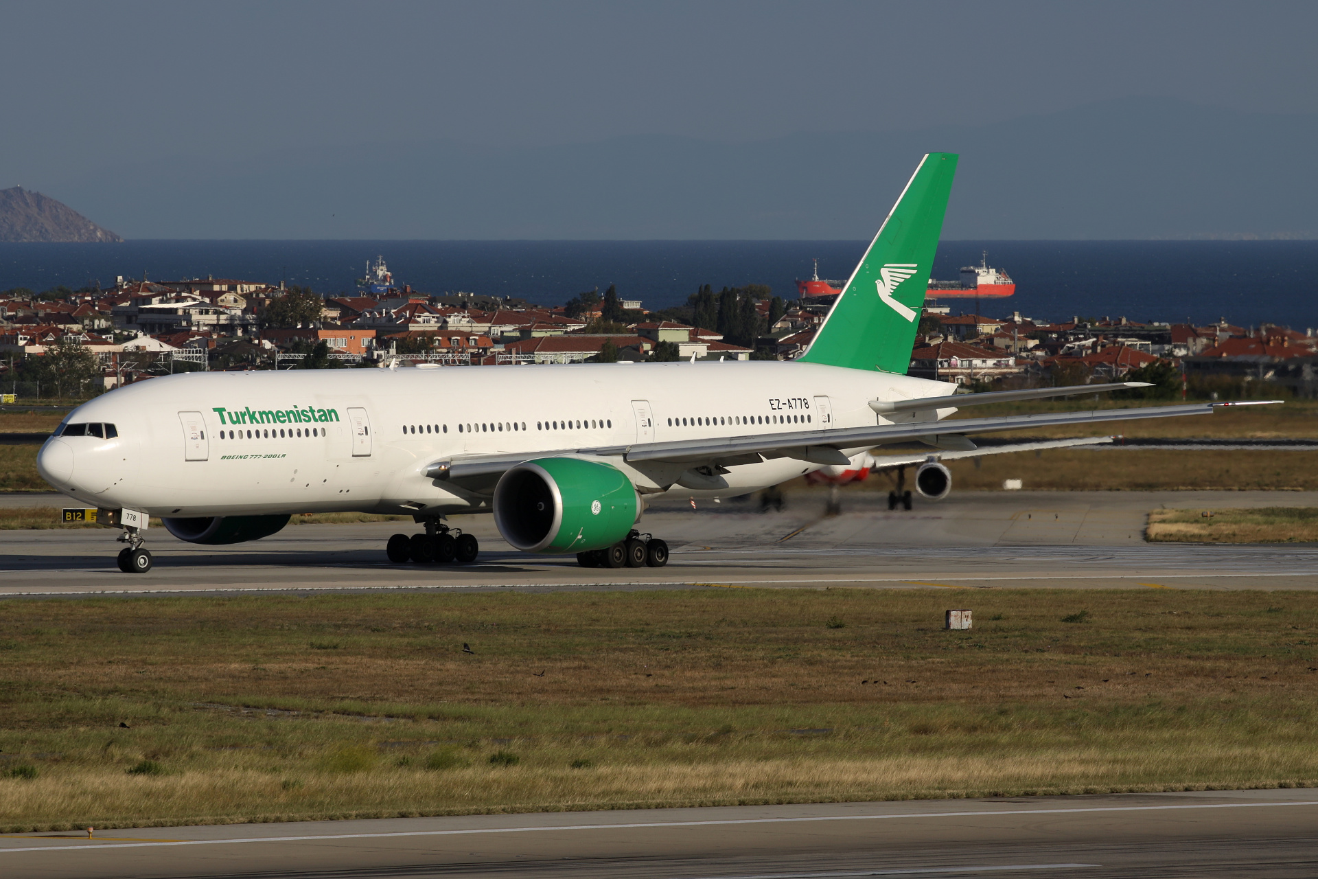 EZ-A778, Turkmenistan Airlines (Samoloty » Port Lotniczy im. Atatürka w Stambule » Boeing 777-200LR)