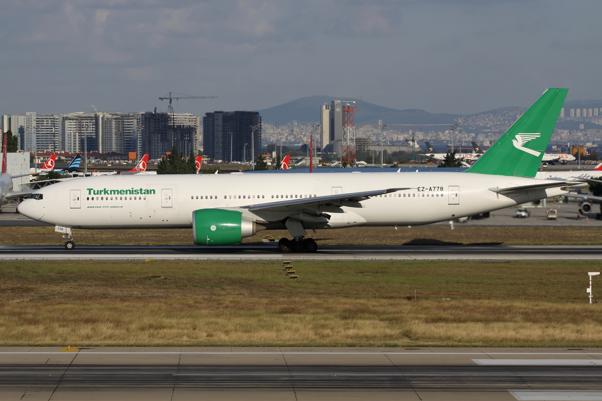 EZ-A778, Turkmenistan Airlines (Samoloty » Port Lotniczy im. Atatürka w Stambule » Boeing 777-200LR)