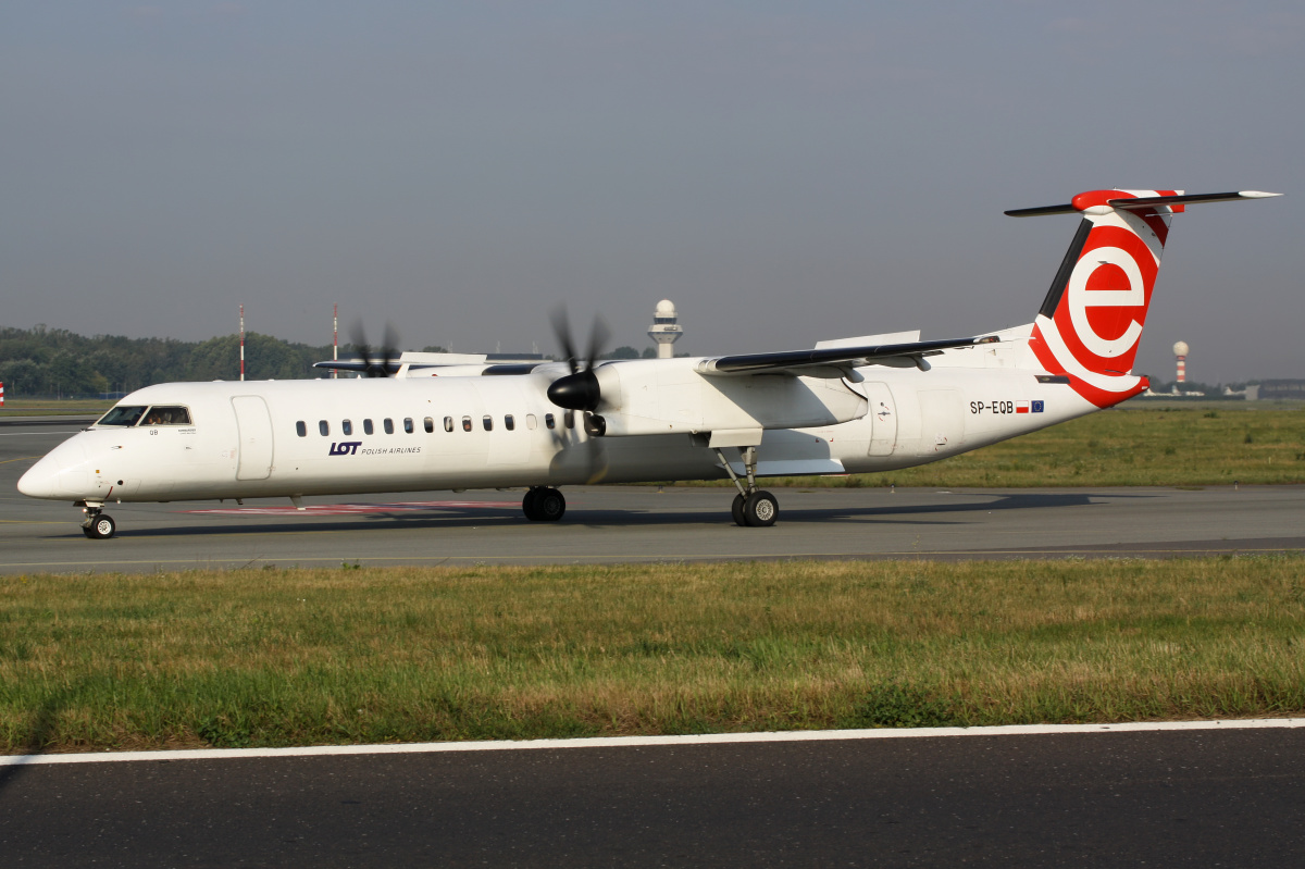 SP-EQB (częściowe malowanie EuroLOT) (Samoloty » Spotting na EPWA » De Havilland Canada DHC-8 Dash 8 » Polskie Linie Lotnicze LOT)