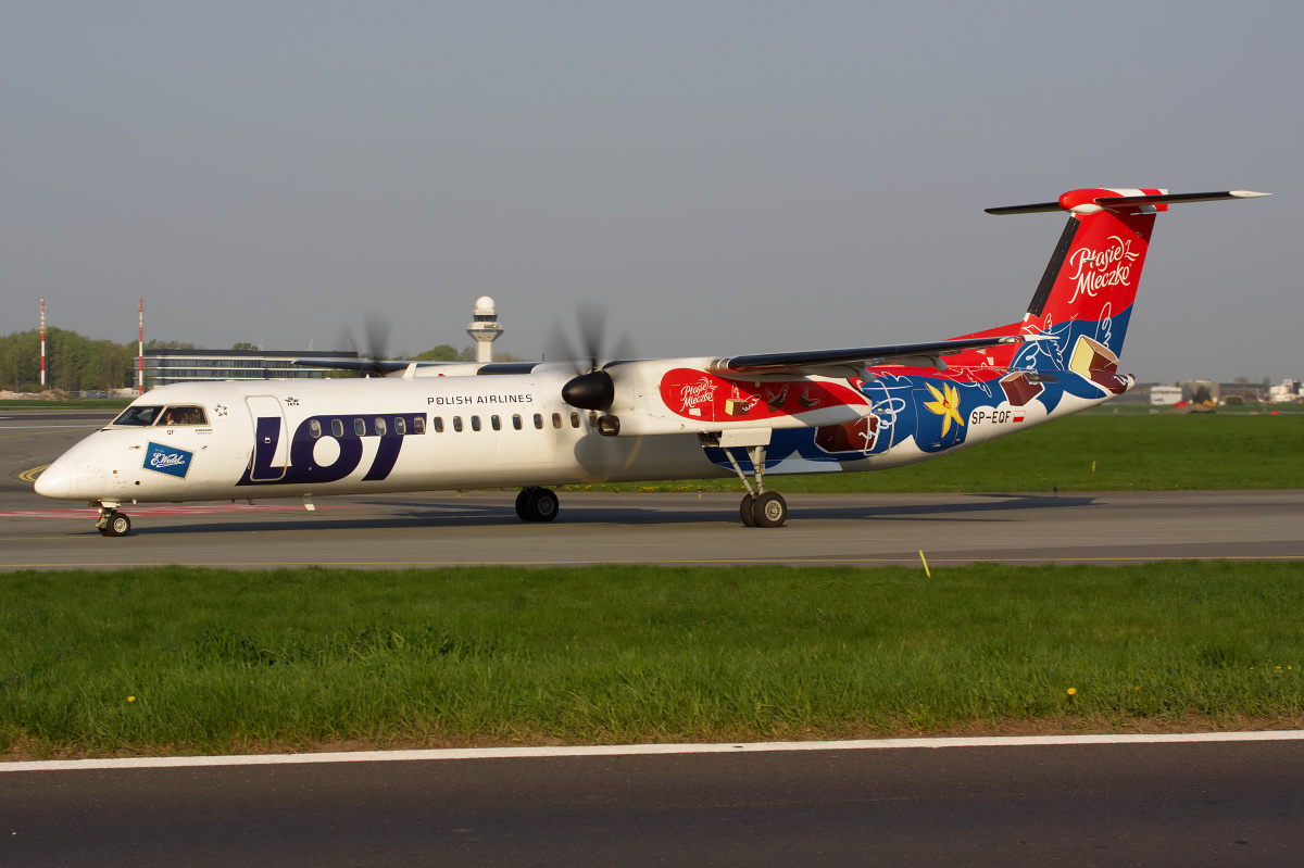 SP-EQF (malowanie Wedel Ptasie Mleczko) (Samoloty » Spotting na EPWA » De Havilland Canada DHC-8 Dash 8 » Polskie Linie Lotnicze LOT)