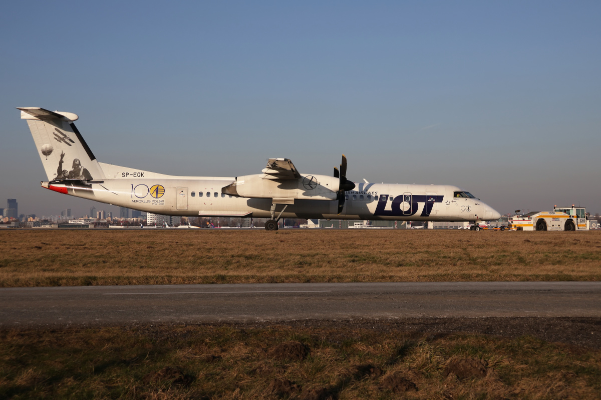 SP-EQK (100 years of Polish Aero Club livery) (Aircraft » EPWA Spotting » De Havilland Canada DHC-8 Dash 8 » LOT Polish Airlines)