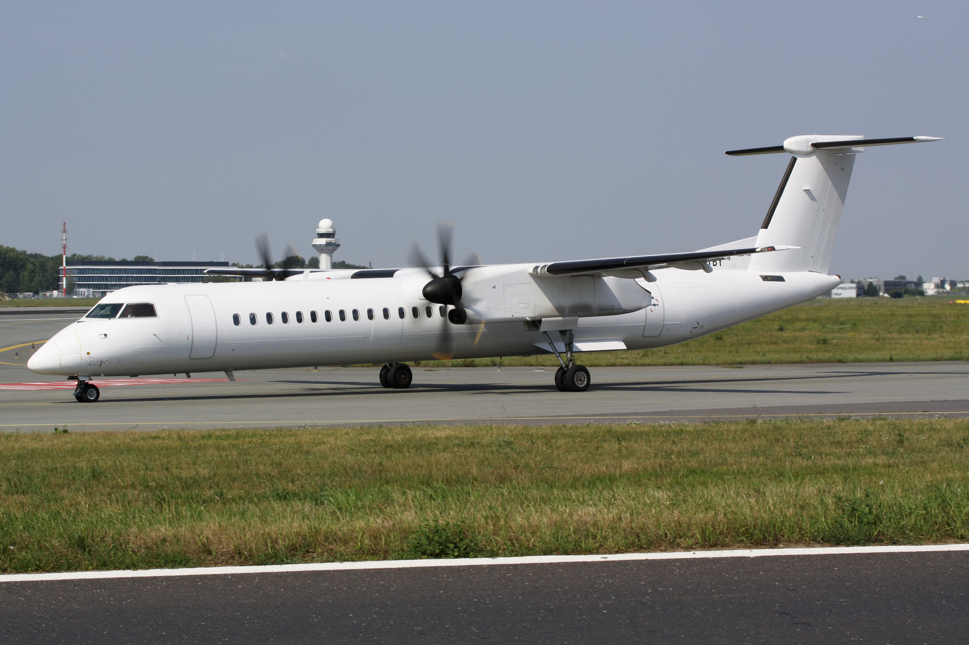 OY-YBY (no livery) (Aircraft » EPWA Spotting » De Havilland Canada DHC-8 Dash 8 » LOT Polish Airlines)