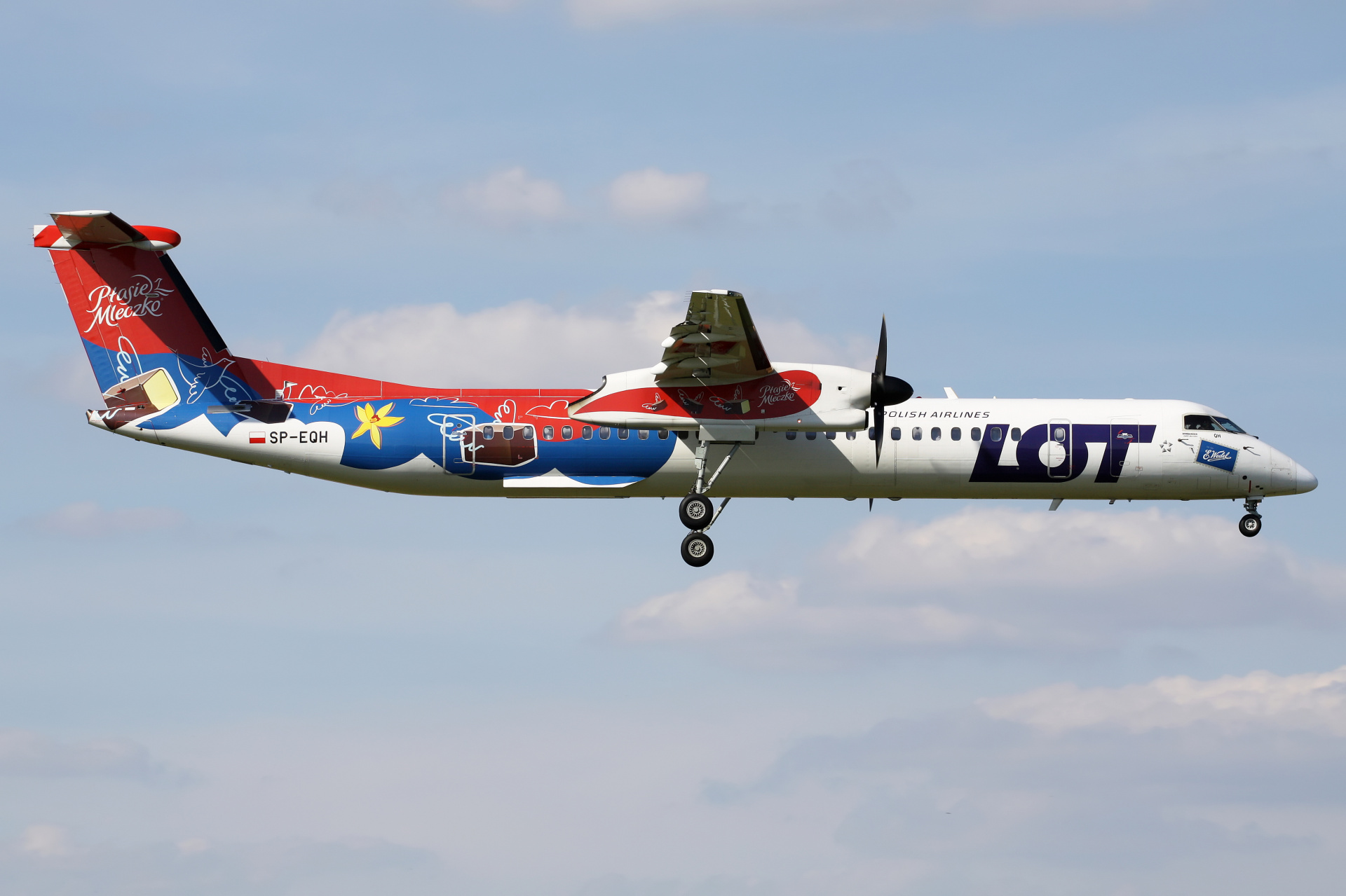 SP-EQH (malowanie Wedel Ptasie Mleczko) (Samoloty » Spotting na EPWA » De Havilland Canada DHC-8 Dash 8 » Polskie Linie Lotnicze LOT)