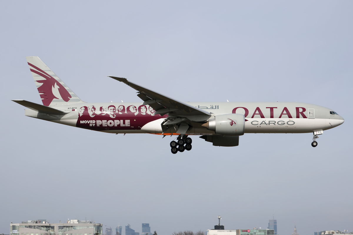 A7-BFG (malowanie Moved by People) (Samoloty » Spotting na EPWA » Boeing 777F » Qatar Airways Cargo)