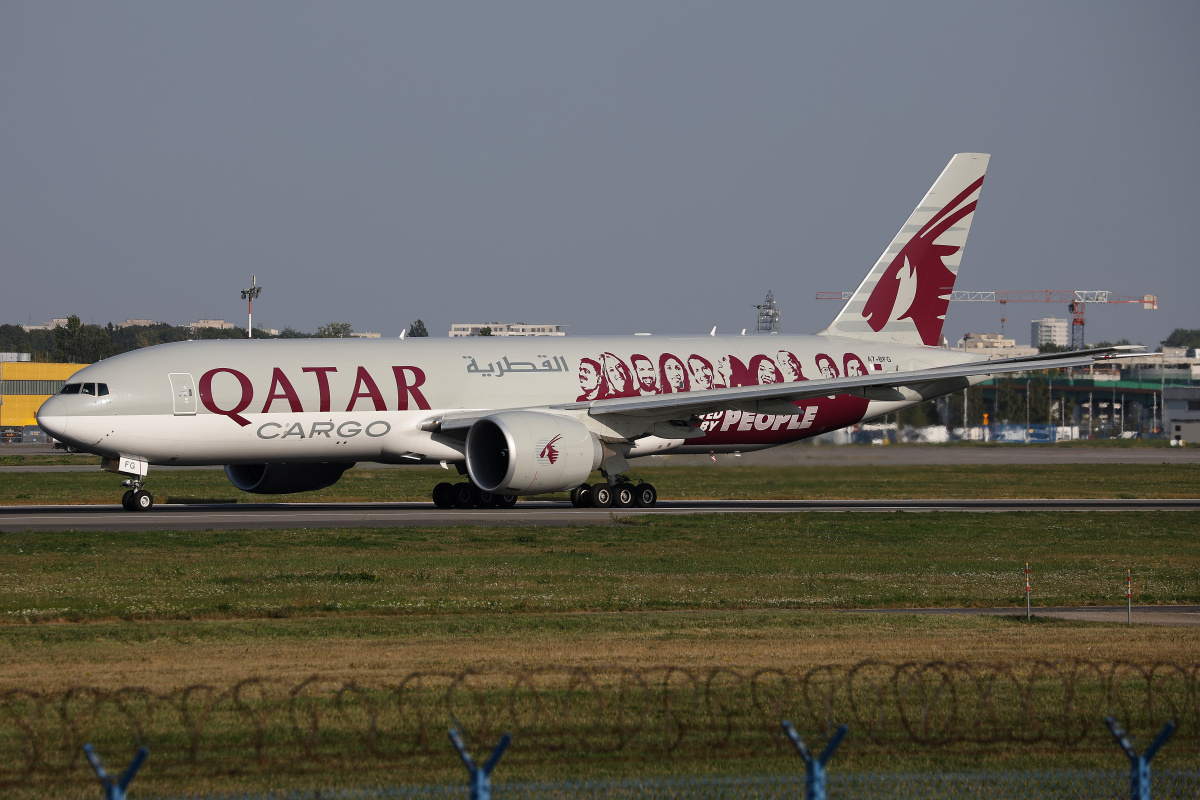 A7-BFG (malowanie Moved by People) (Samoloty » Spotting na EPWA » Boeing 777F » Qatar Airways Cargo)