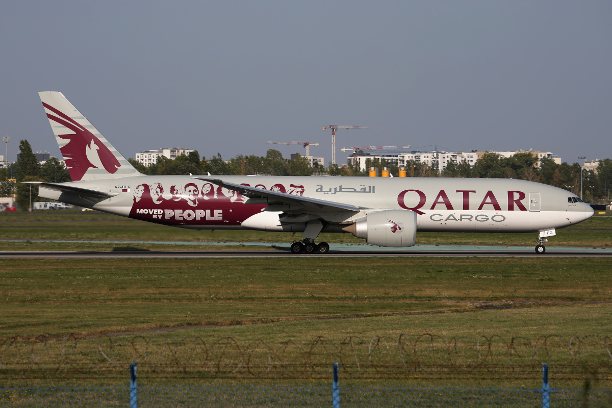 A7-BFG (malowanie Moved by People) (Samoloty » Spotting na EPWA » Boeing 777F » Qatar Airways Cargo)