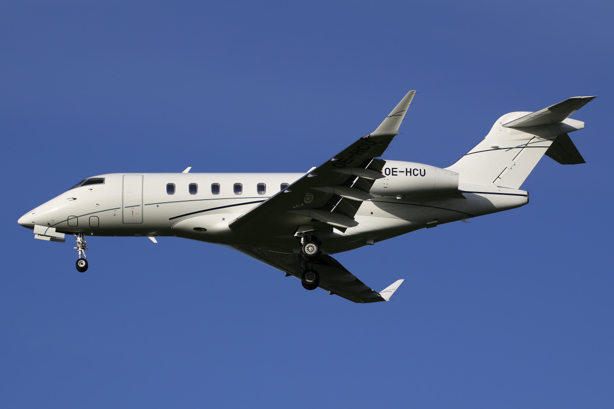 OE-HCU, Sparfell Luftfahrt (Aircraft » EPWA Spotting » Bombardier BD-100 Challenger 300 » Challenger 350)