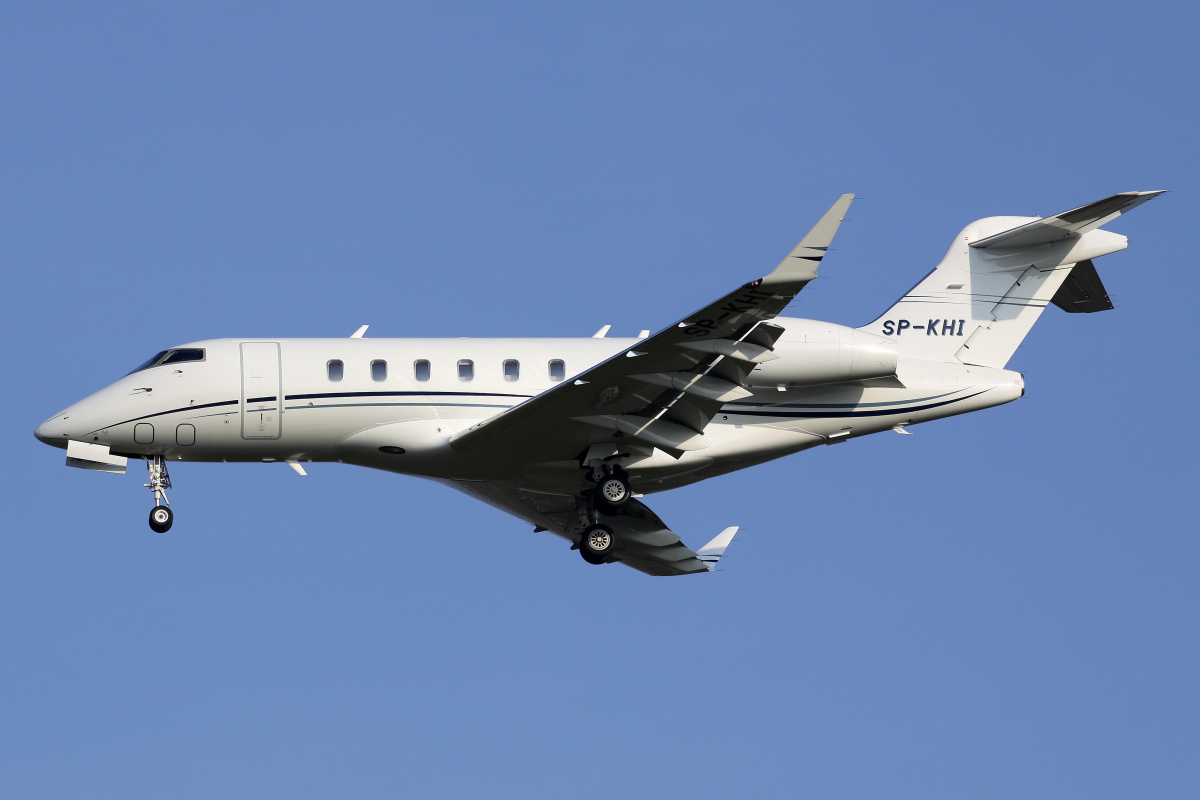 SP-KHI, Jet Story (Samoloty » Spotting na EPWA » Bombardier BD-100 Challenger 300 » Challenger 350)