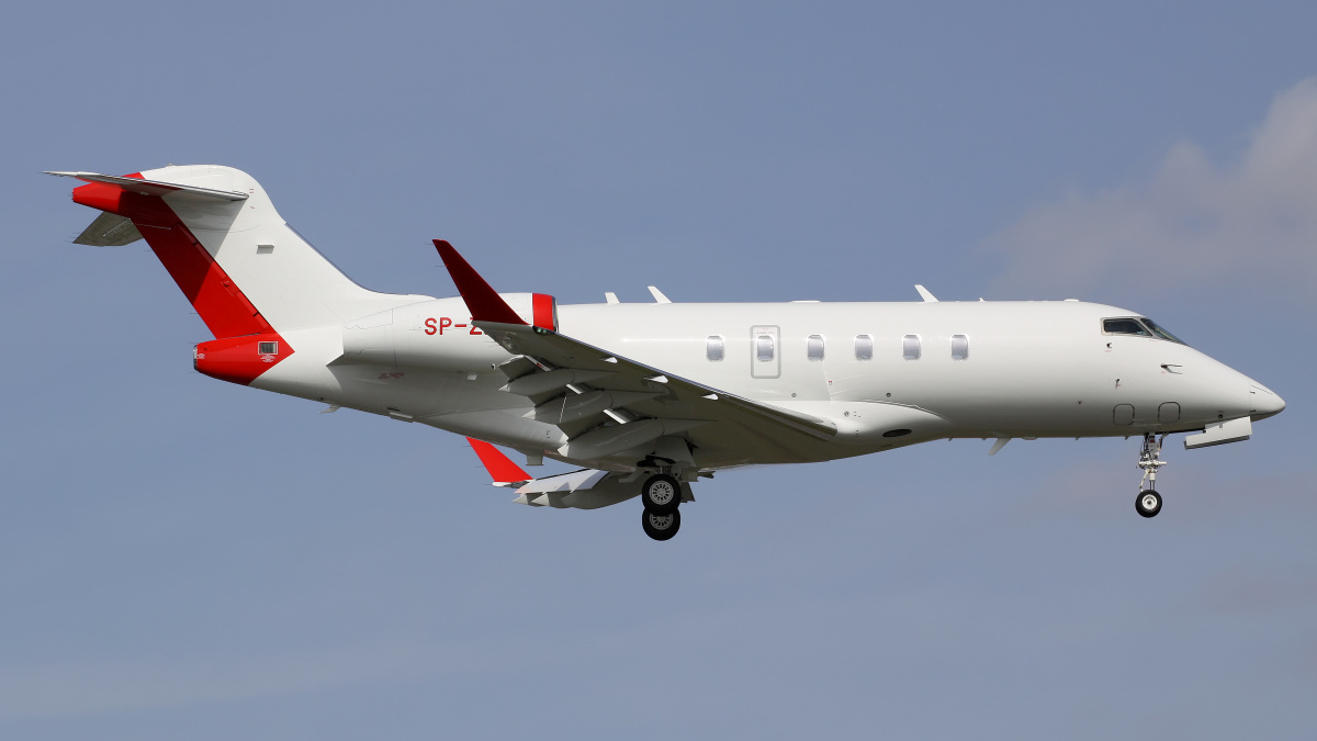 SP-ZEN, Jet Story (Aircraft » EPWA Spotting » Bombardier BD-100 Challenger 300 » Challenger 350)