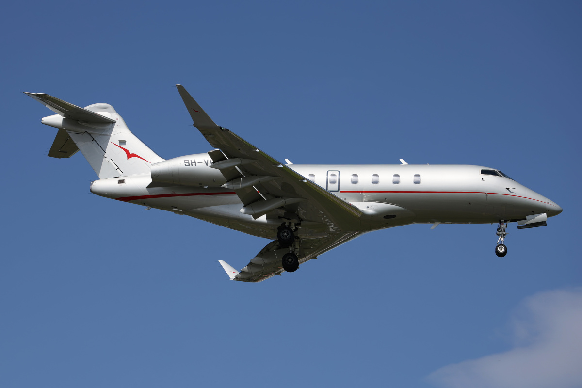 9H-VCA, VistaJet (Samoloty » Spotting na EPWA » Bombardier BD-100 Challenger 300 » Challenger 350)