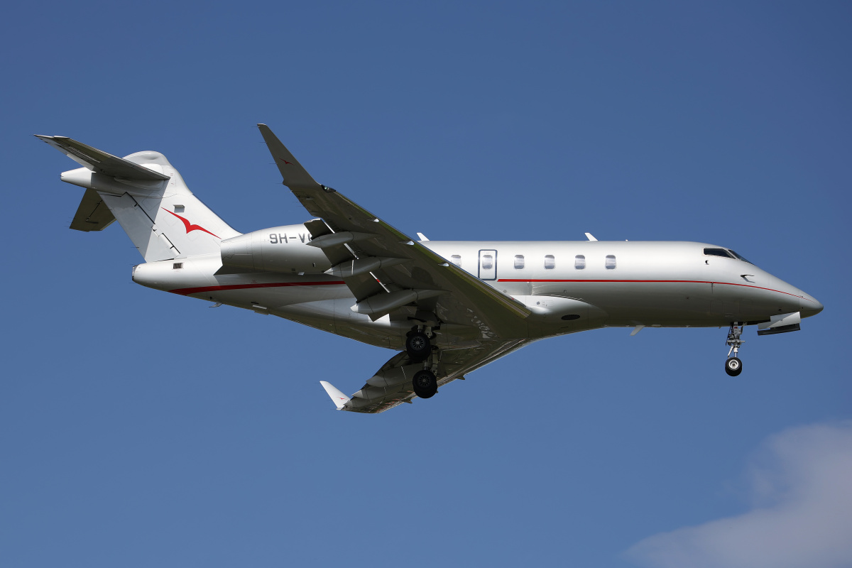 9H-VCA, VistaJet (Aircraft » EPWA Spotting » Bombardier BD-100 Challenger 300 » Challenger 350)