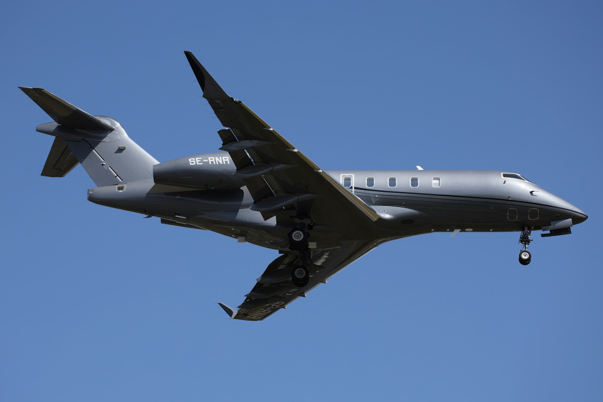 SE-RNR, European Flight Service (Aircraft » EPWA Spotting » Bombardier BD-100 Challenger 300 » Challenger 350)