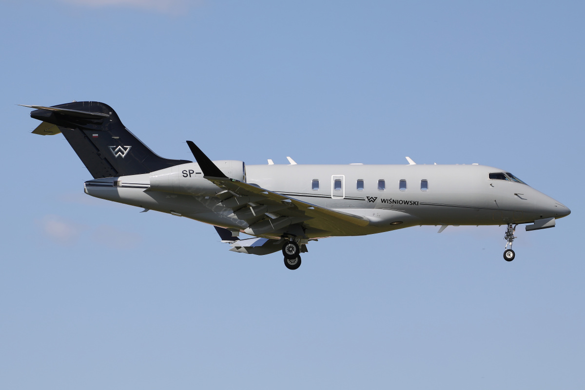 SP-WAA, Jet Story (Wiśniowski) (Aircraft » EPWA Spotting » Bombardier BD-100 Challenger 300 » Challenger 350)