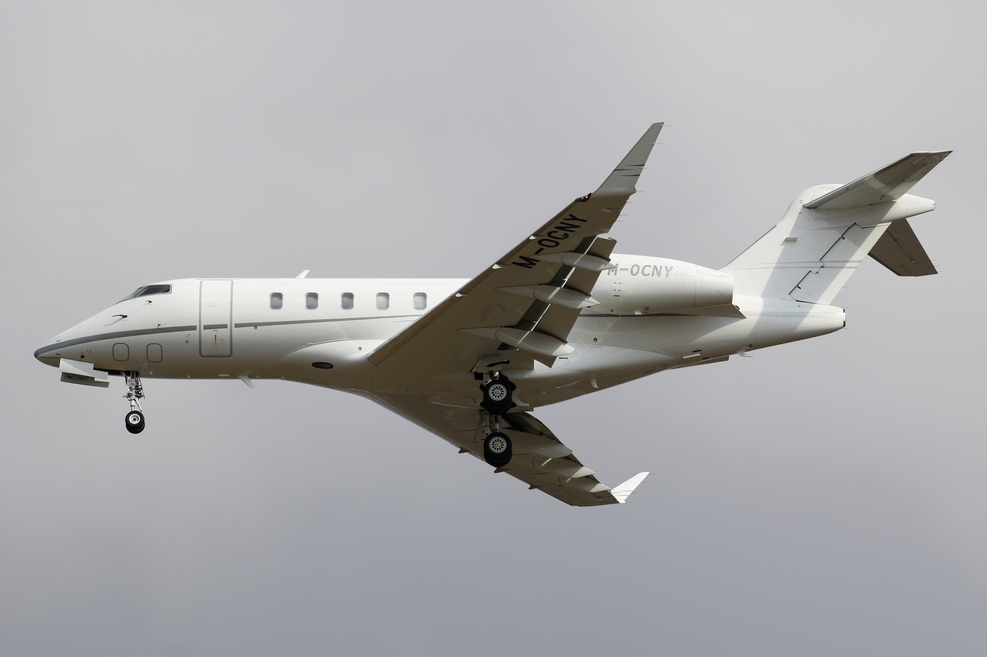 M-OCNY, RCR Jets (Aircraft » EPWA Spotting » Bombardier BD-100 Challenger 300 » Challenger 350)