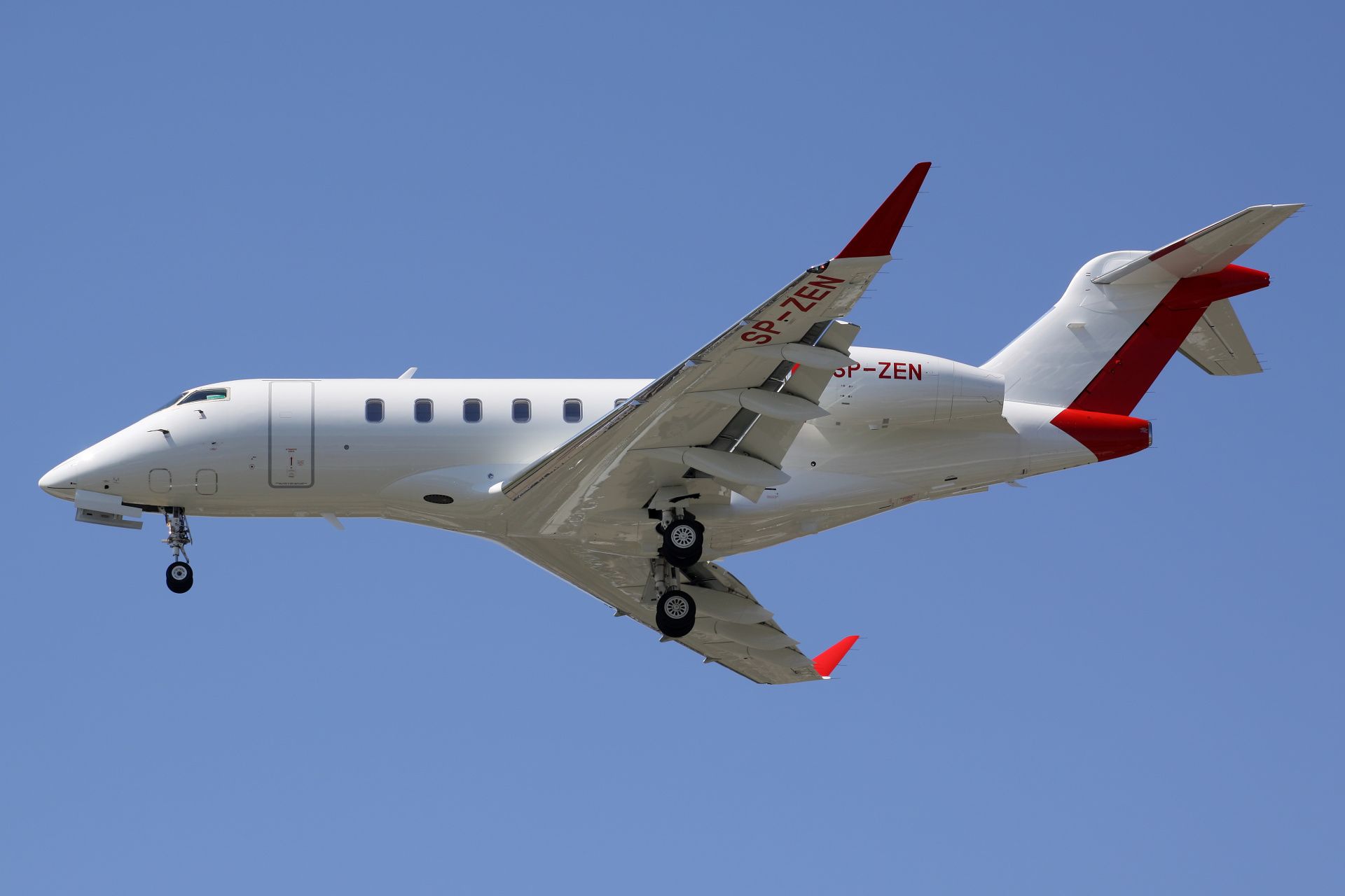 SP-ZEN, Jet Story (Samoloty » Spotting na EPWA » Bombardier BD-100 Challenger 300 » Challenger 350)