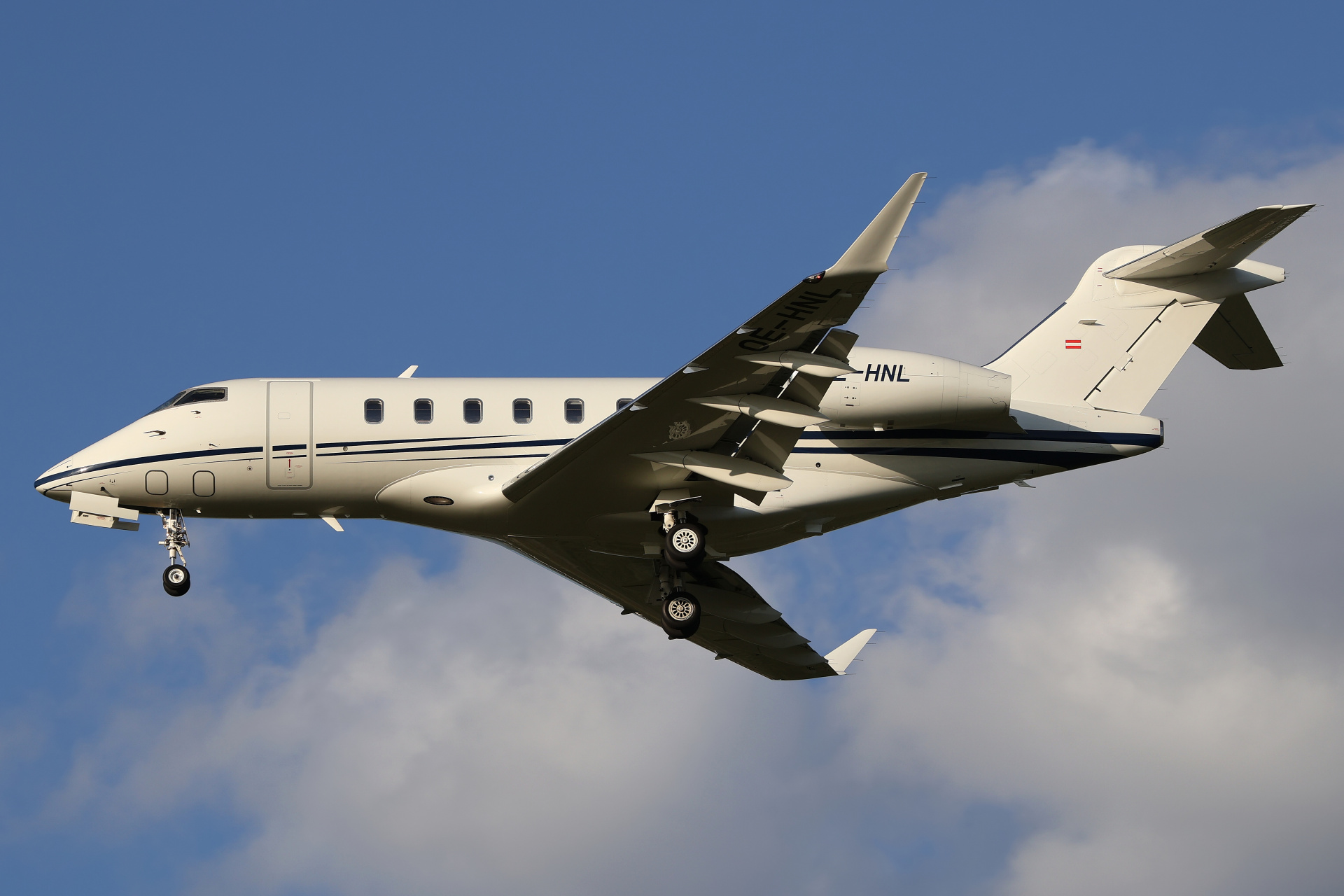 OE-HNL, International Jet Management (Aircraft » EPWA Spotting » Bombardier BD-100 Challenger 300 » Challenger 350)