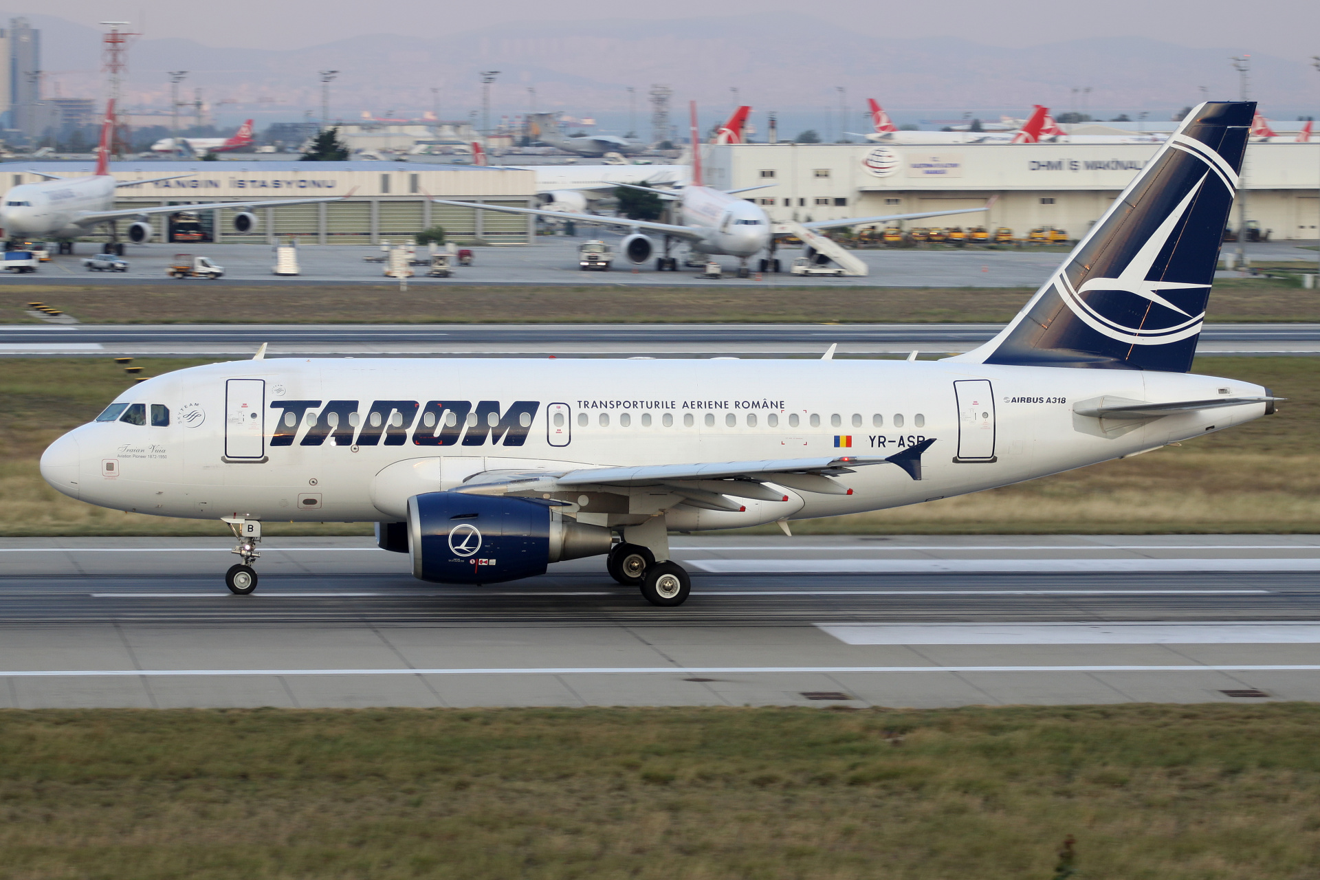 YR-ASB, TAROM Romanian Air Transport (Samoloty » Port Lotniczy im. Atatürka w Stambule » Airbus A318-100)