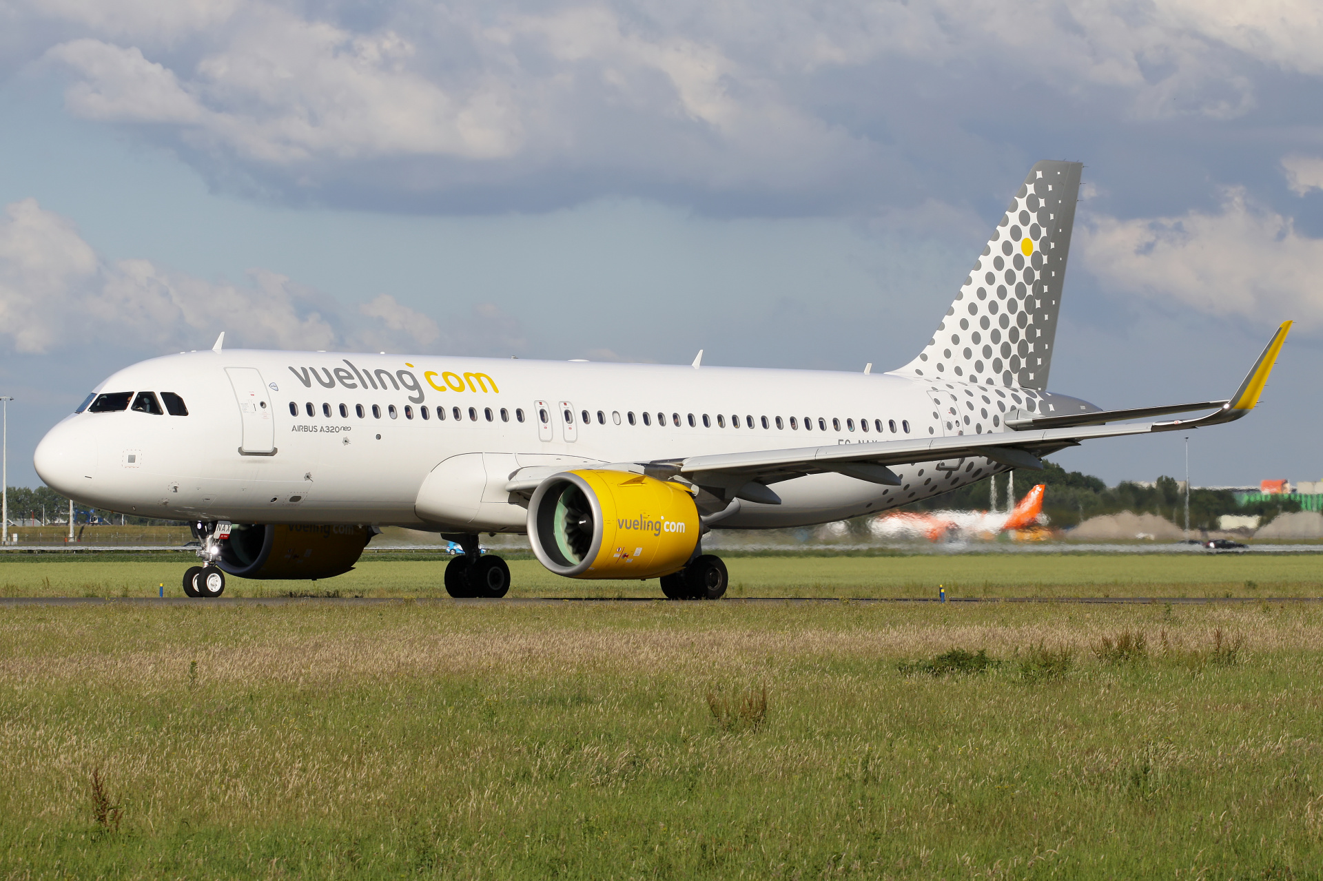 EC-NAX (Samoloty » Spotting na Schiphol » Airbus A320neo » Vueling Airlines)