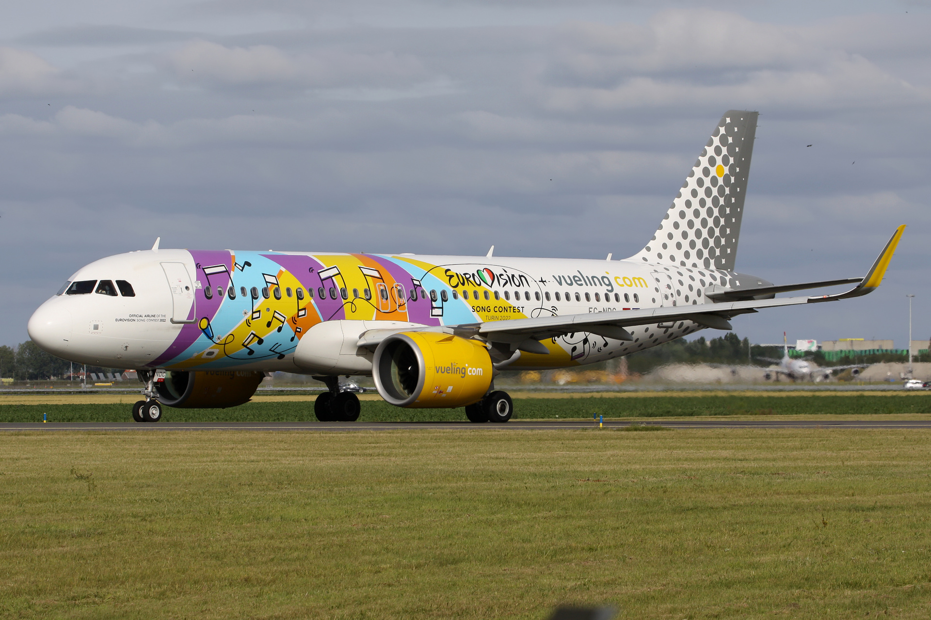 EC-NDC (malowanie konkursu piosenki Eurovision 2022) (Samoloty » Spotting na Schiphol » Airbus A320neo » Vueling Airlines)