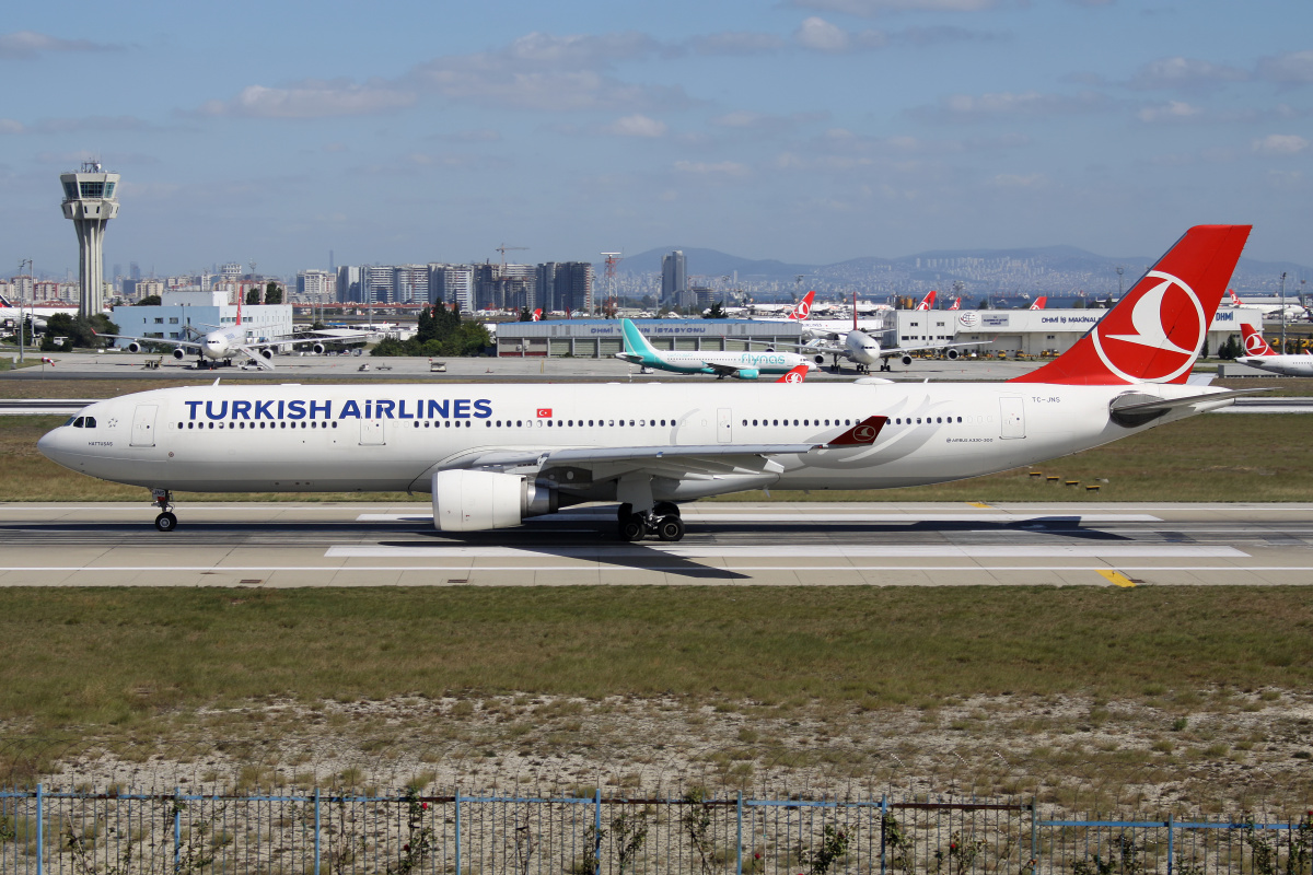 TC-JNS (Samoloty » Port Lotniczy im. Atatürka w Stambule » Airbus A330-300 » THY Turkish Airlines)