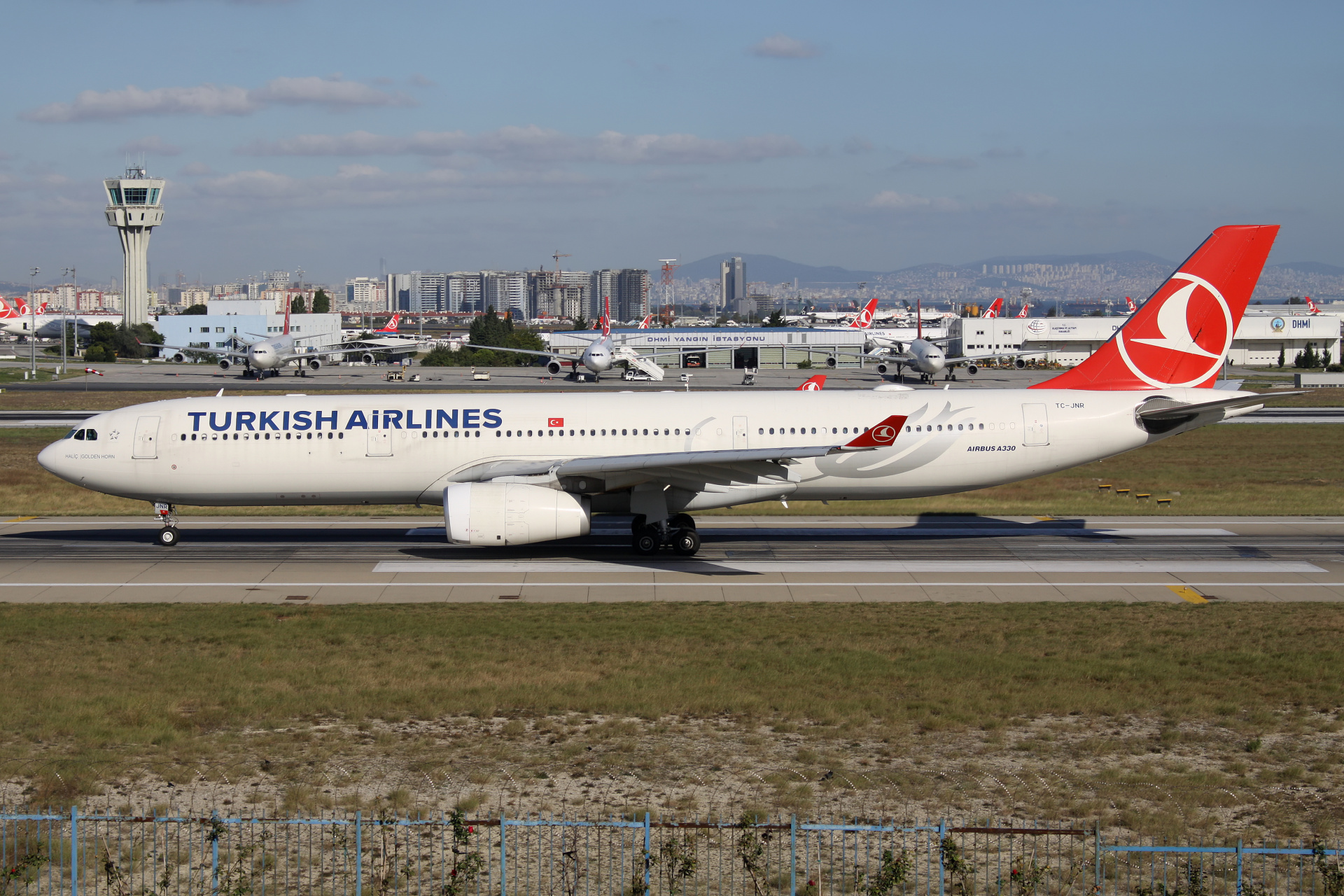 TC-JNR (Samoloty » Port Lotniczy im. Atatürka w Stambule » Airbus A330-300 » THY Turkish Airlines)