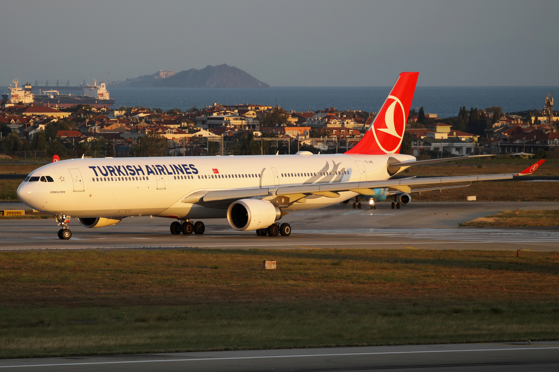 TC-LNE (Samoloty » Port Lotniczy im. Atatürka w Stambule » Airbus A330-300 » THY Turkish Airlines)