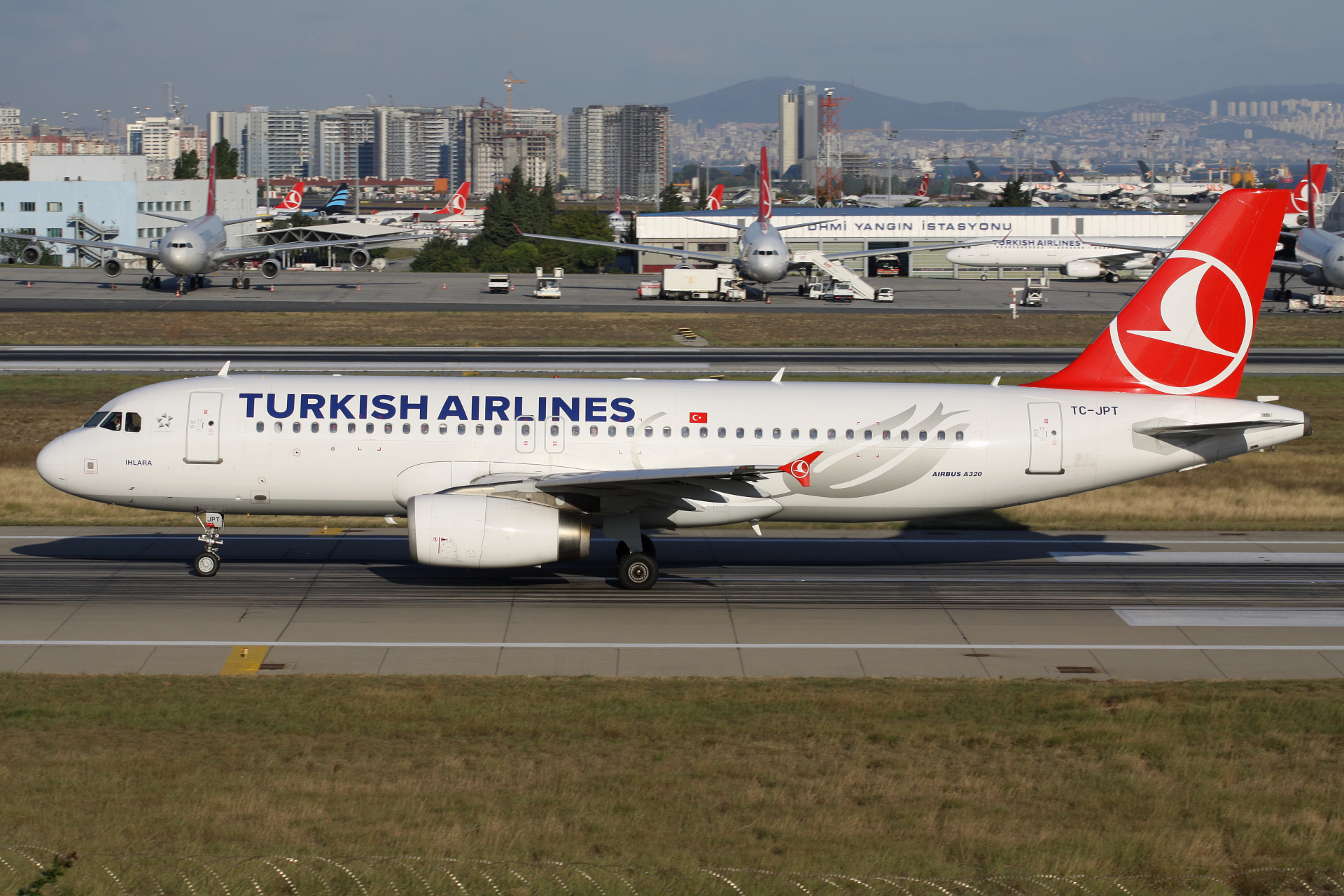 TC-JPT, THY Turkish Airlines (Samoloty » Port Lotniczy im. Atatürka w Stambule » Airbus A320-200)