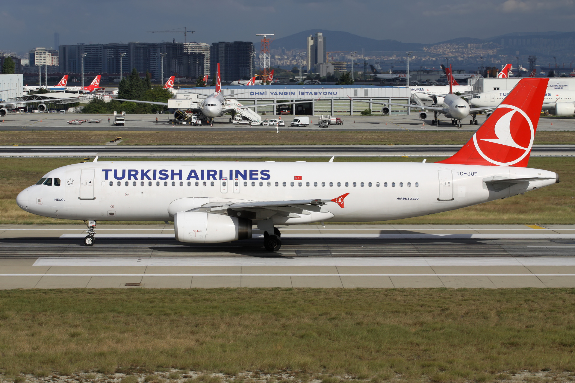 TC-JUF, THY Turkish Airlines (Samoloty » Port Lotniczy im. Atatürka w Stambule » Airbus A320-200)